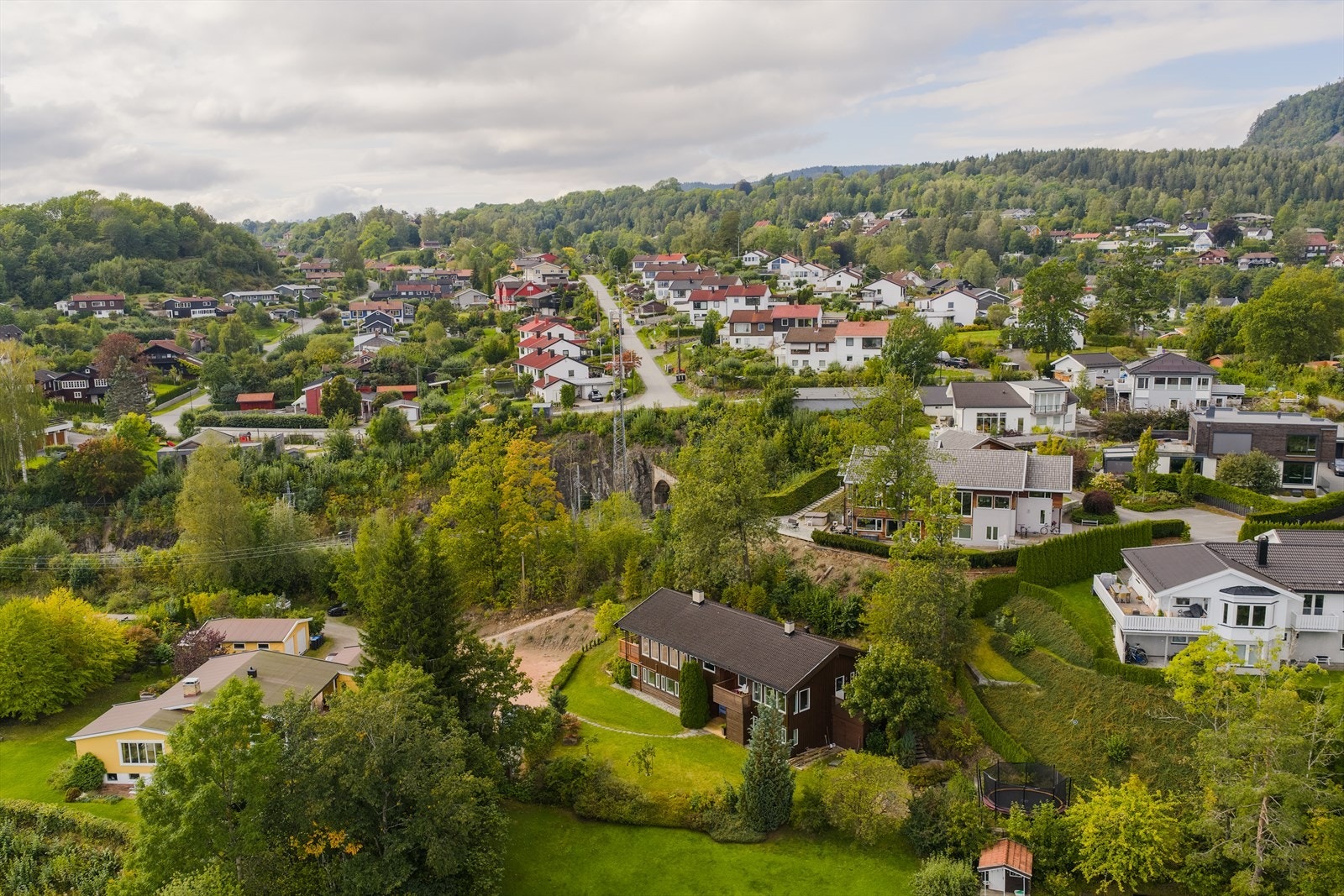 Boligen ligger i et etablert og barnevennlig område i Asker. I nærområdet finner du både barnehager og skoler, og det er gangavstand til begge deler. Galleribilde