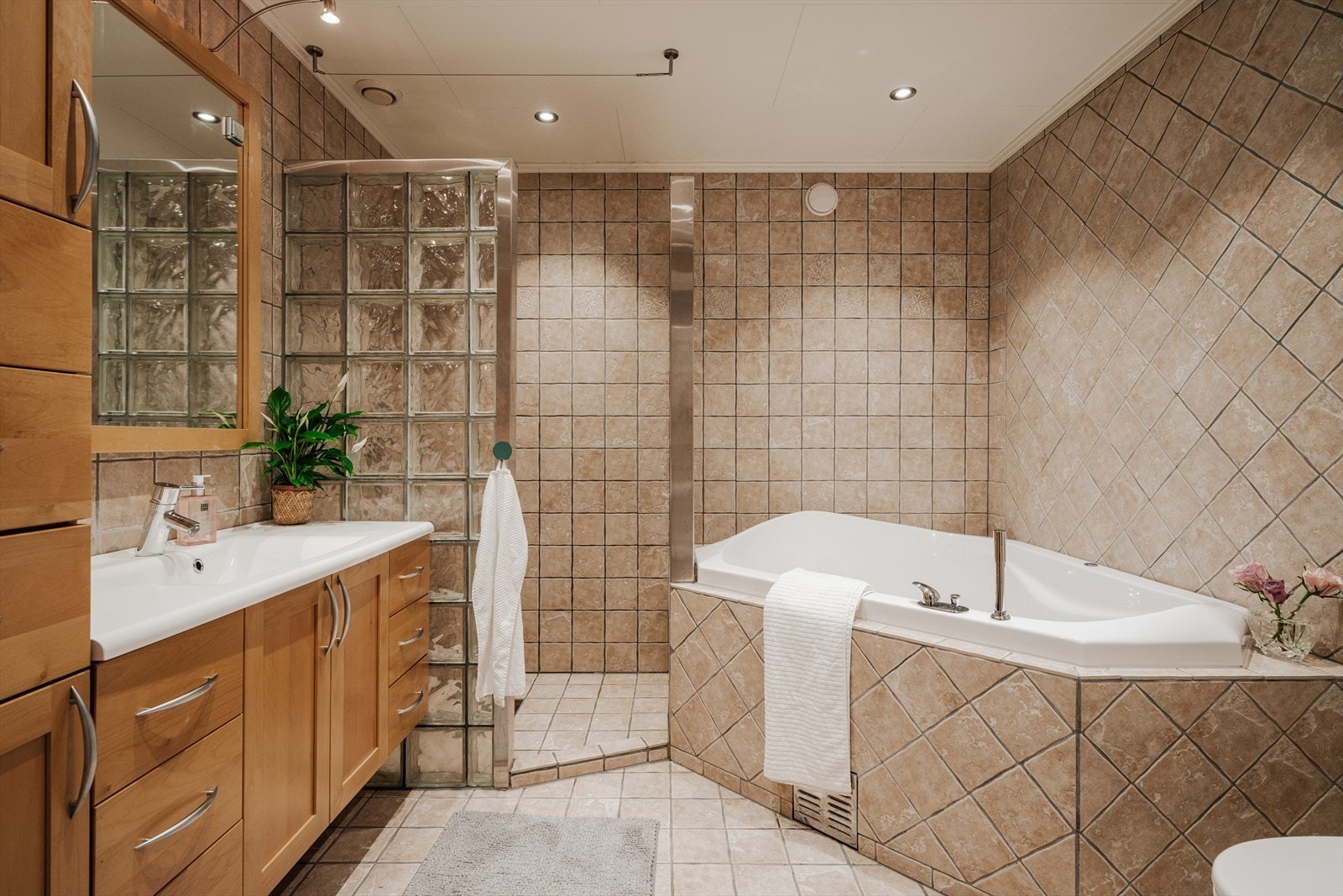 Badet i hoveddelens 1. etasje er helfliset på både gulv og vegger, og er romslig. Galleribilde