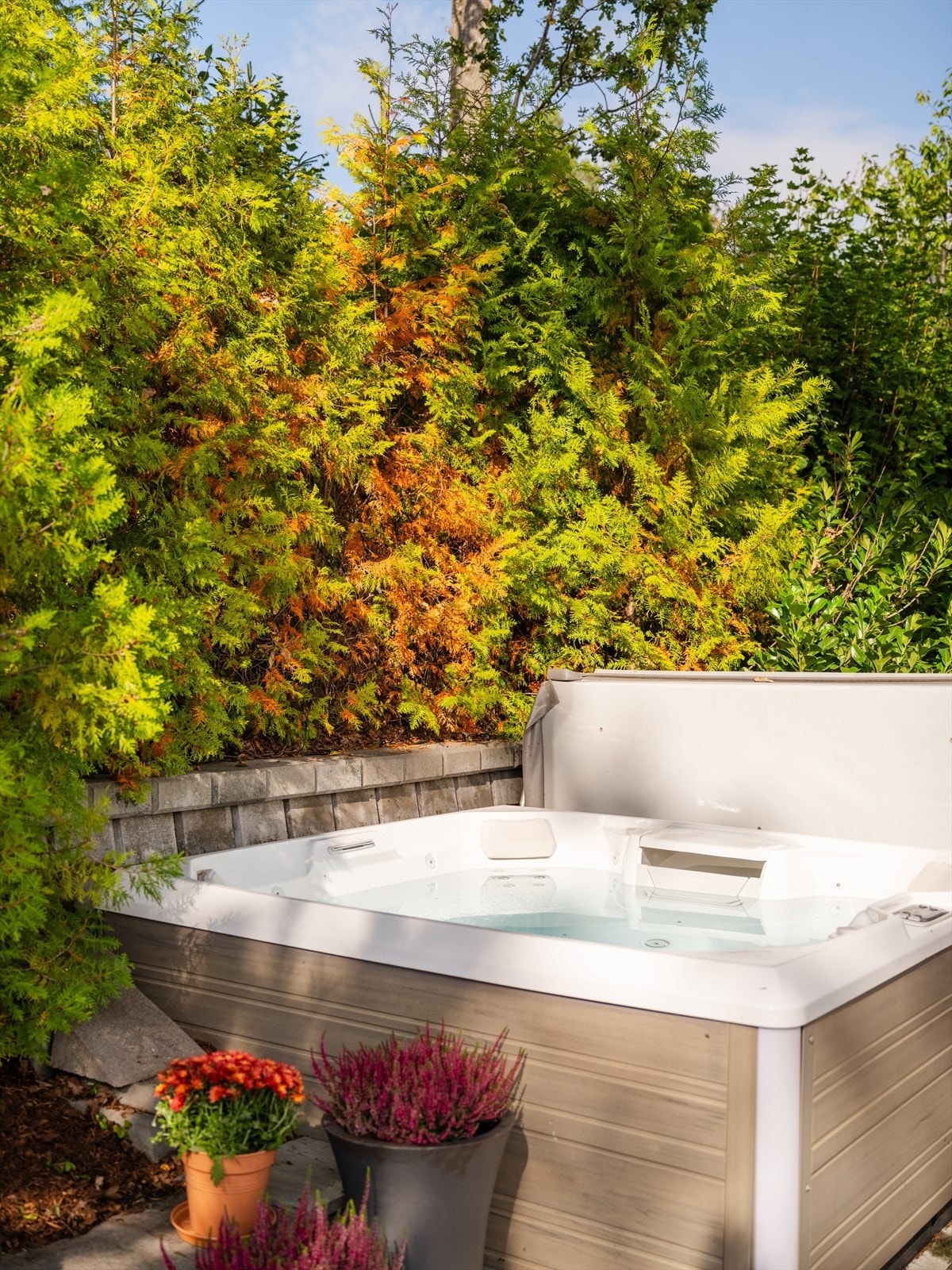 På plattingen finner du en Jacuzzi som medfølger salget, en perfekt plass for avslapping og hyggelige stunder utendørs. Galleribilde