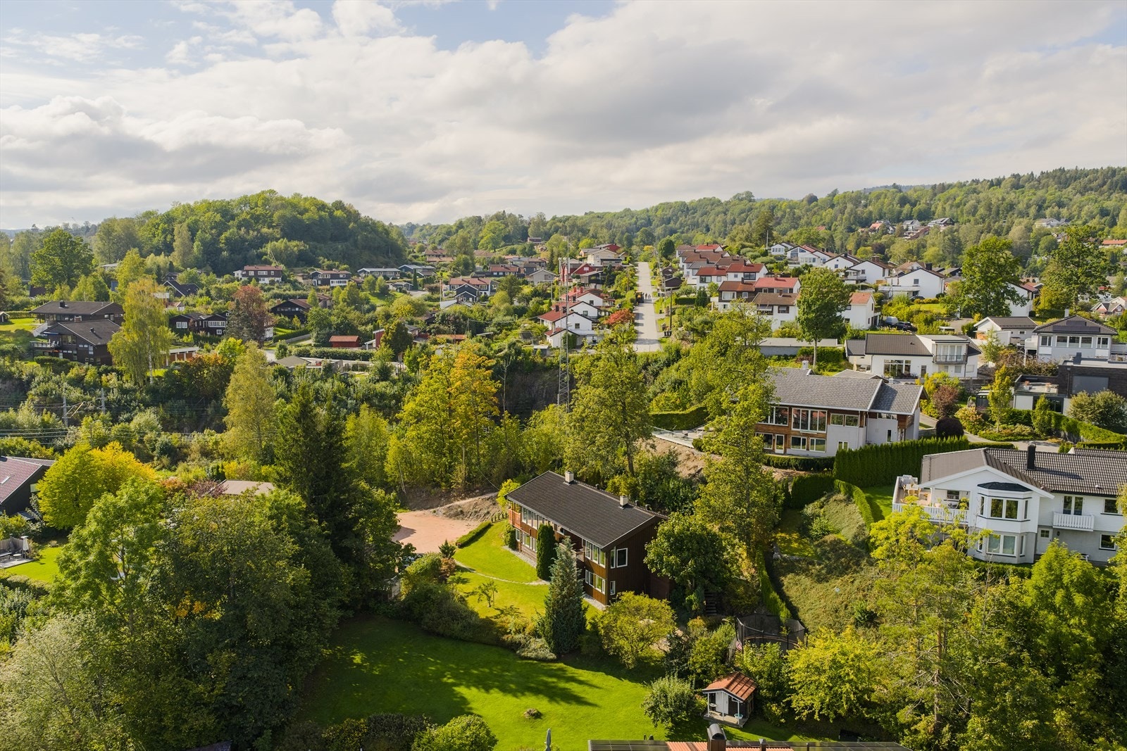 Det er kort vei til kollektivtilbud, med ca. 6 minutters gange til nærmeste togstasjon ved Vakås. Galleribilde
