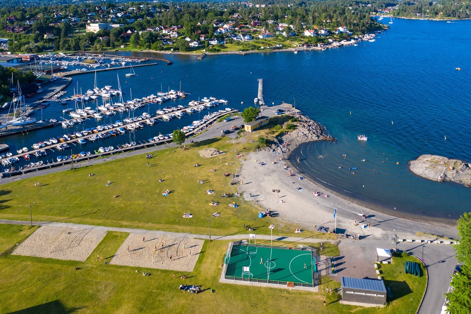 Ved Holmenskjæret er det badestrand, volleyballbane, ballbinge og båthavn. Galleribilde