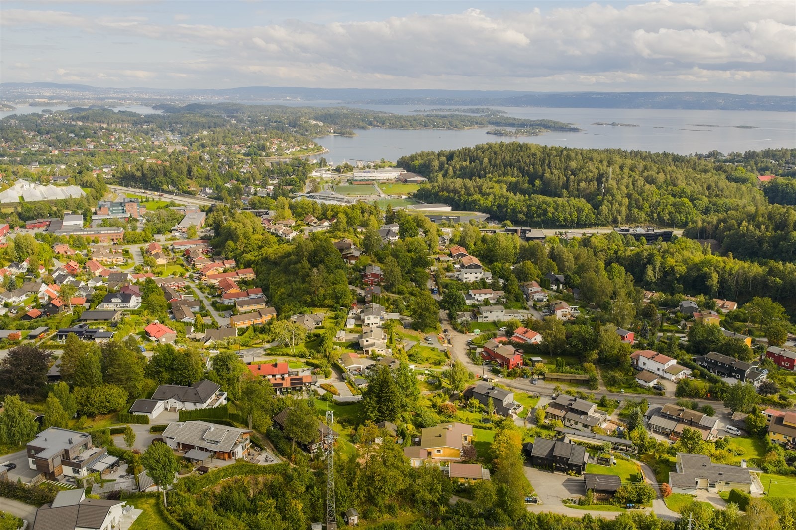 Nærmiljøet byr på idrettsanlegg, svømmehall og flotte turområder som Skaugumåsen og Hvalstrand. Galleribilde