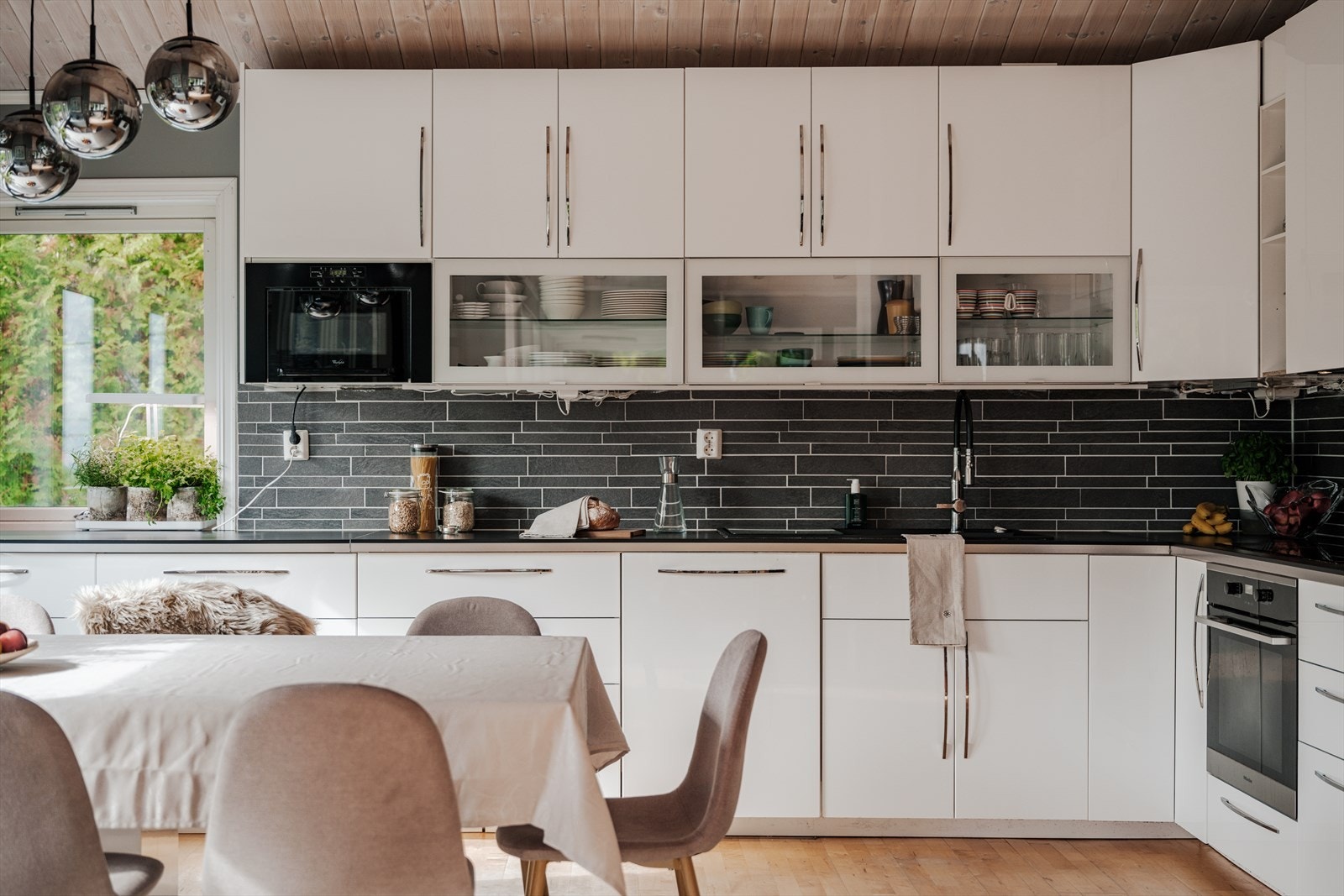 Kjøkkenet er fra 2015 og innredet med løsninger fra IKEA i hvit høyglans. Her er det både over- og underskap som gir godt med oppbevaringsplass, og det er lys under overskapene. Galleribilde