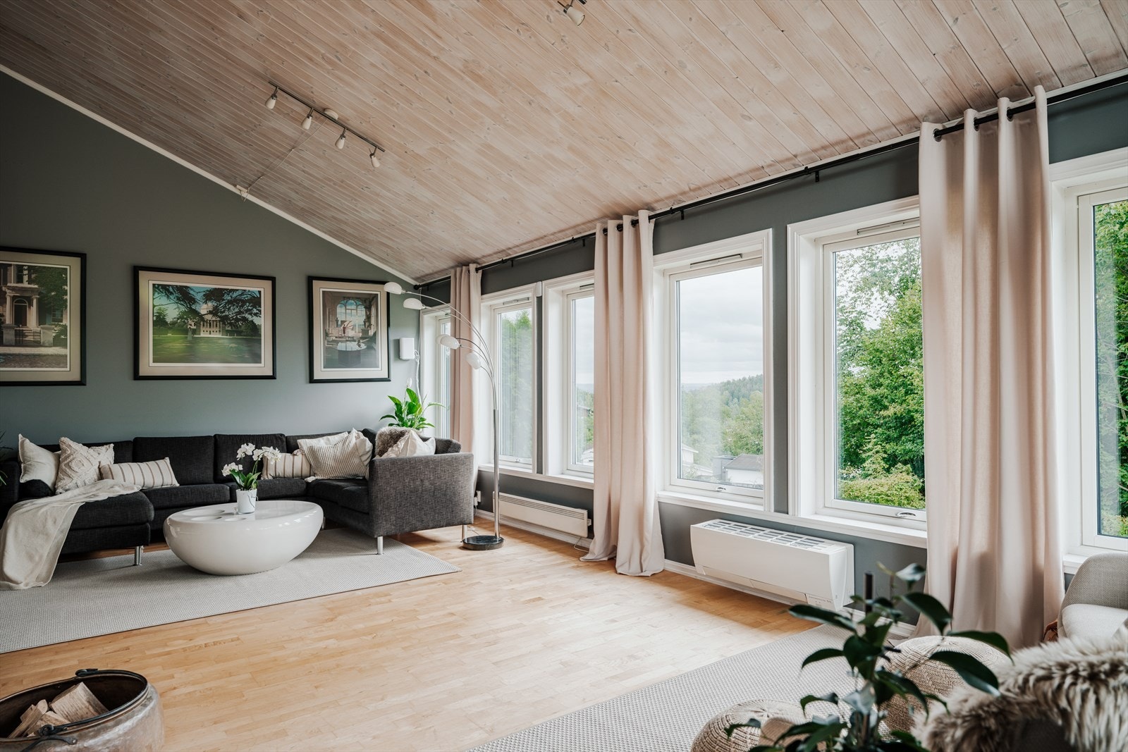 De store vindusflatene slipper inn rikelig med dagslys og gir flott utsyn mot omgivelsene. Galleribilde