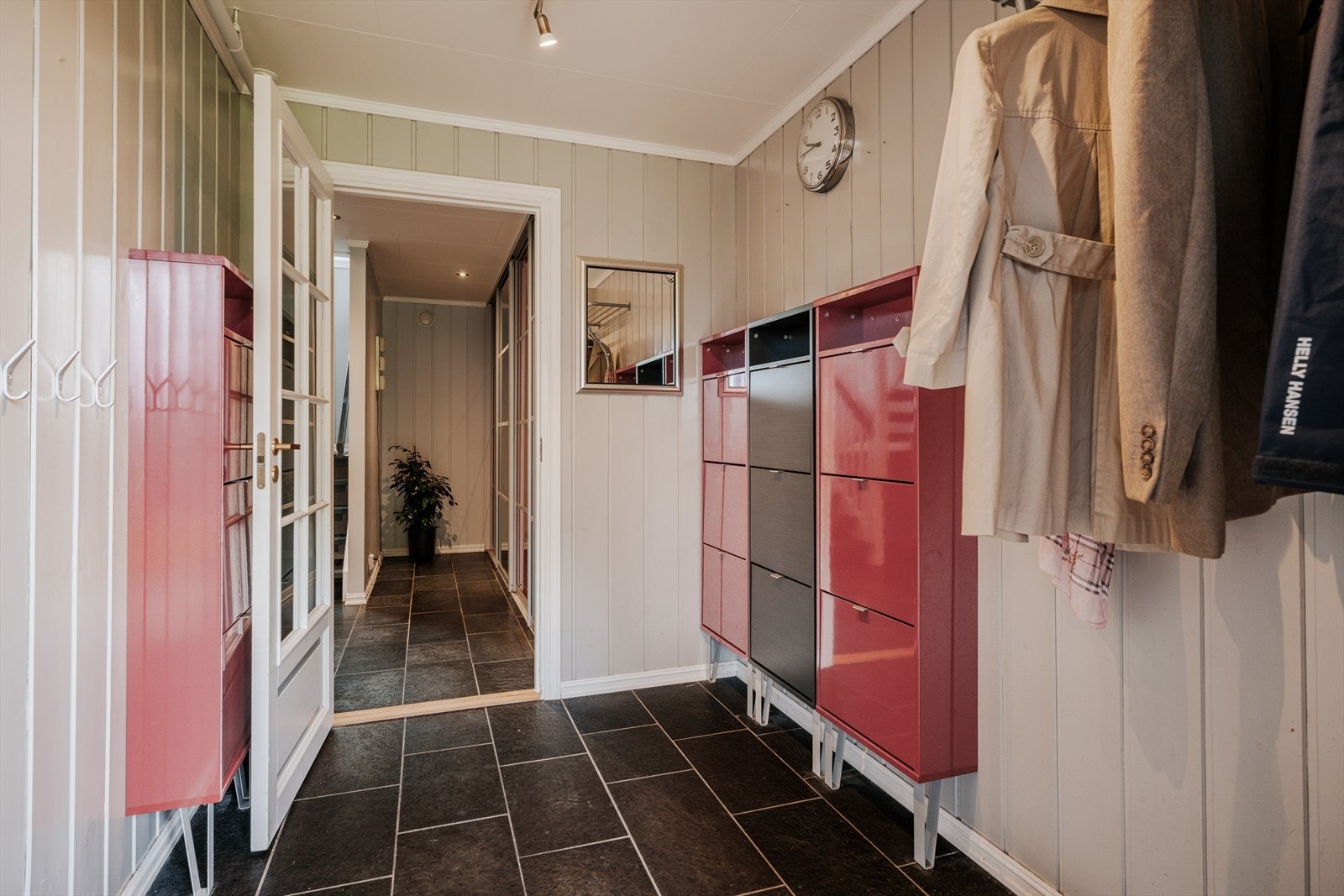 Her finner du både åpen knaggrekke og det er plass til plassering av kommode eller skoskap langs veggen. Galleribilde