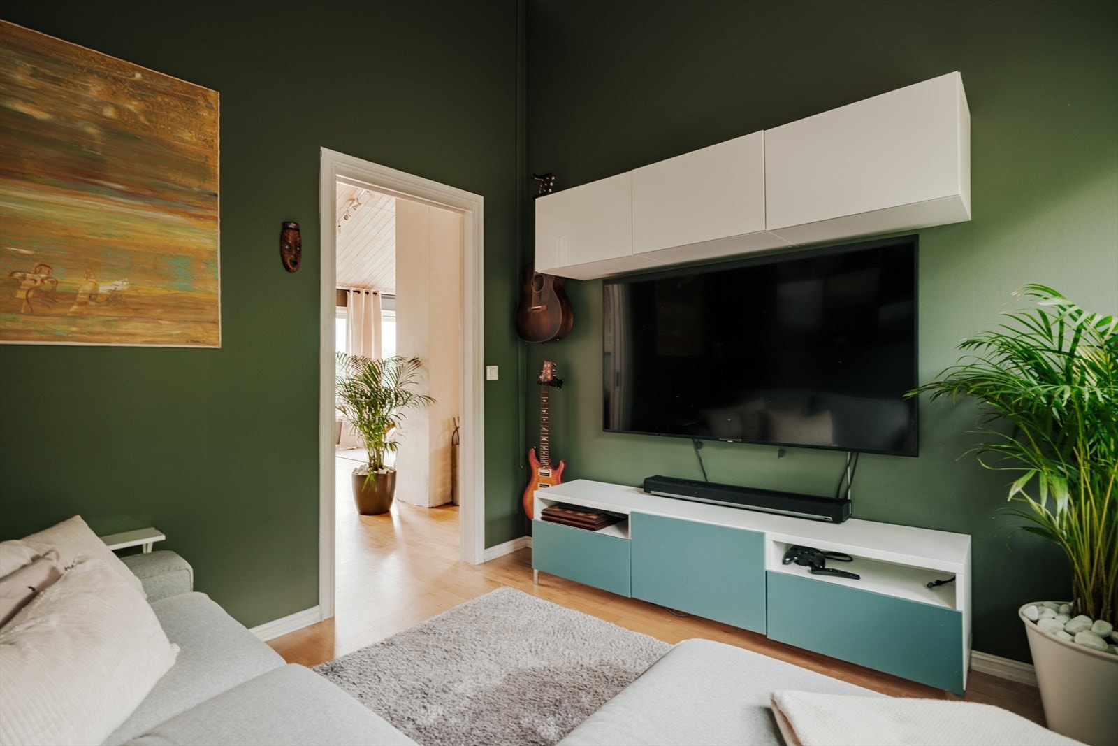 Her er det plass til en romslig sofagruppe og med TV-vegg samt praktisk oppbevaringsløsning er rommet godt tilrettelagt for både filmkvelder, gaming eller avslapping. Galleribilde
