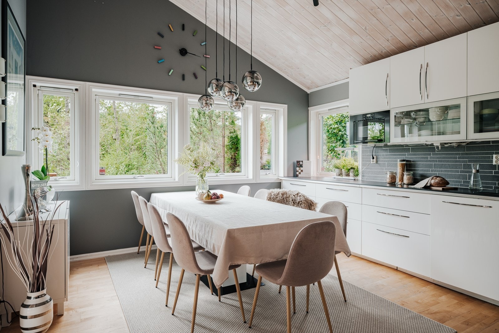 Kjøkkenet har åpen løsning mot spiseplassen, som har rom for en stor spisegruppe. Herfra er det både innsyn til stuen og flott utsyn gjennom store vindusflater. Galleribilde