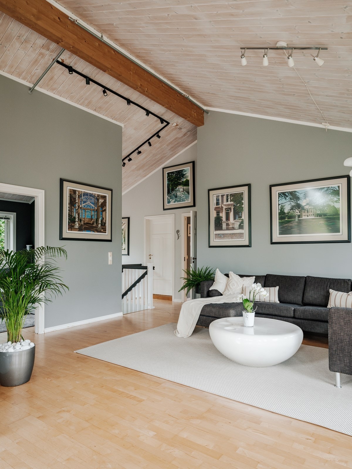 De skrå himlingene med synlige bjelker setter et særpreg på interiøret. Gulvet er belagt med parkett. Galleribilde