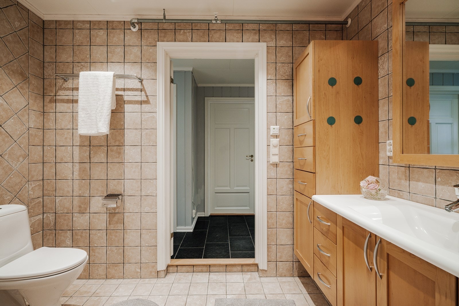 Det er varmekabler i gulvet som gir en behagelig varme, og himlingen er nedsenket med innfelte downlights. Galleribilde