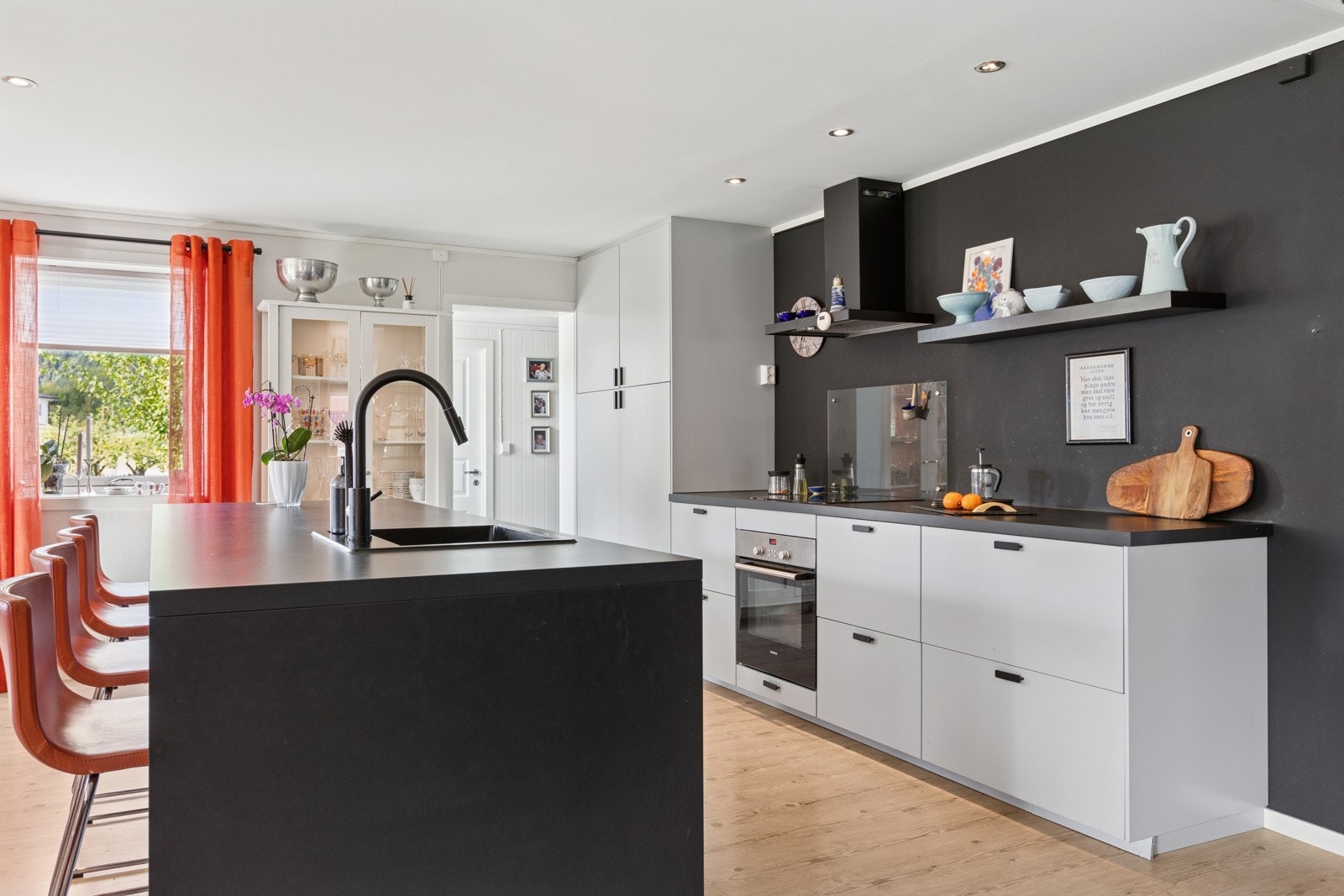 Øya byr også på ekstra benke-/skuffeplass og fungerer som romdeler mot spisestua og TV/stua. Galleribilde