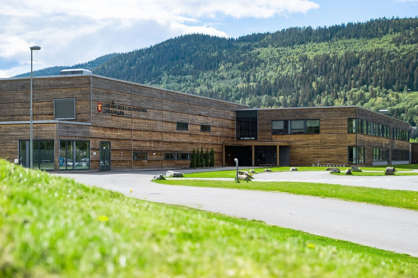 Lundamo skole og barnehage er samordnet i et oppvekstsenter med totalt 224 barn ved høsten 2025 Galleribilde