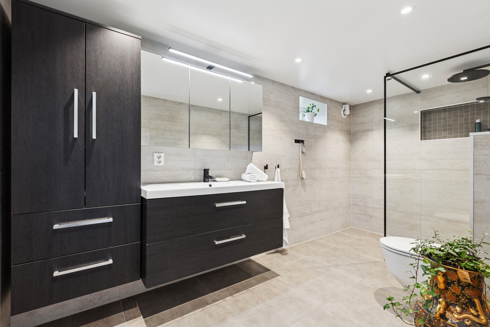 Badet er ellers utstyrt med vegghengt klosett og romslig dusjsone. Galleribilde