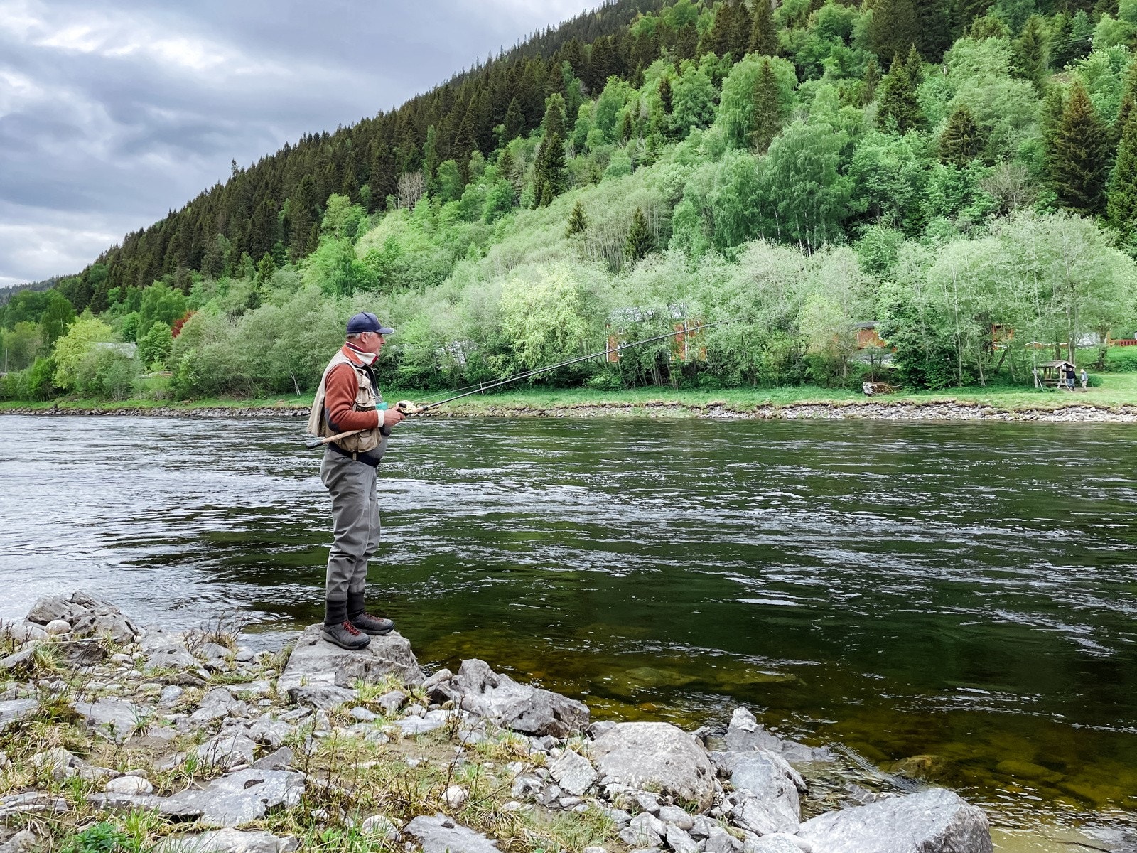 Området bugner forøvrig av muligheter for å oppsøke flotte opplevelser. Her kan man vandre langs elven med flere broer som tar en over Sokna. Galleribilde
