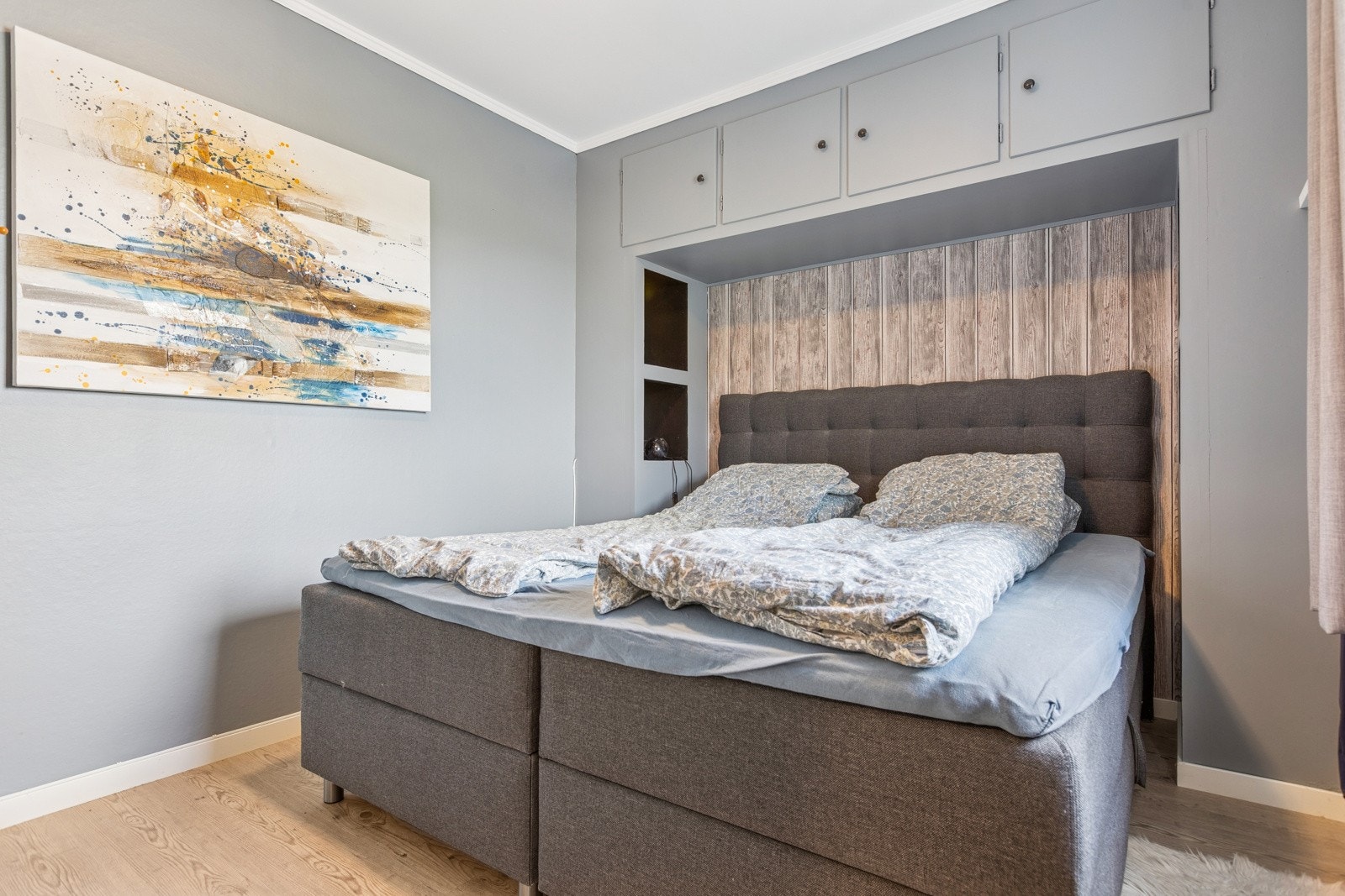 Boligen byr på totalt 4 soverom - 2 i hver etasje. Hovedsoverommet måler 11 kvm. Smart plassbygd garderobeløsning ved senga. Galleribilde