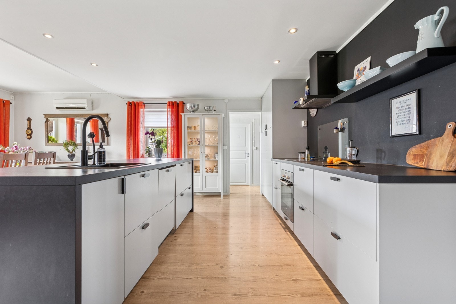 Vi fortsetter inn i påbygd del, som rommer bad, gang og vaskerom. Galleribilde