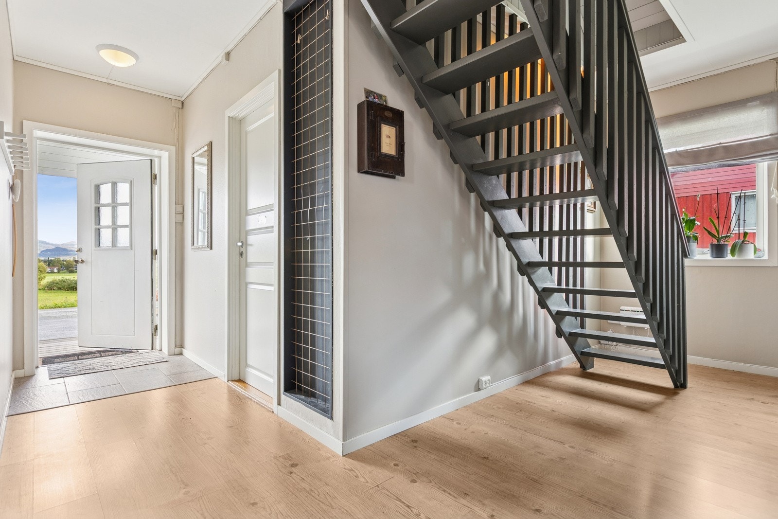 Innbydende entré med flislagt del nærmest ytterdøra. Galleribilde