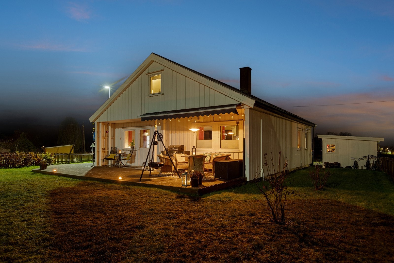 Tomta måler 771 kvm, er for det meste inngjerdet og er parkmessig opparbeidet med plen, bøkehekk, beplantninger og frukttre. Galleribilde