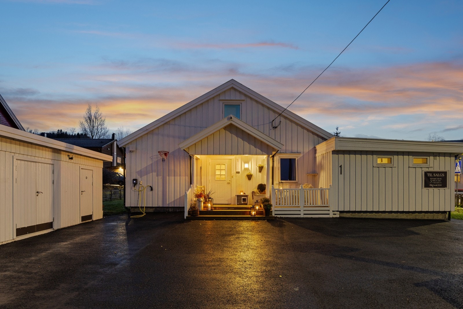 Gårdsplassen ble asfaltert i 2024 og byr på rikelig med biloppstillingsplasser. Galleribilde