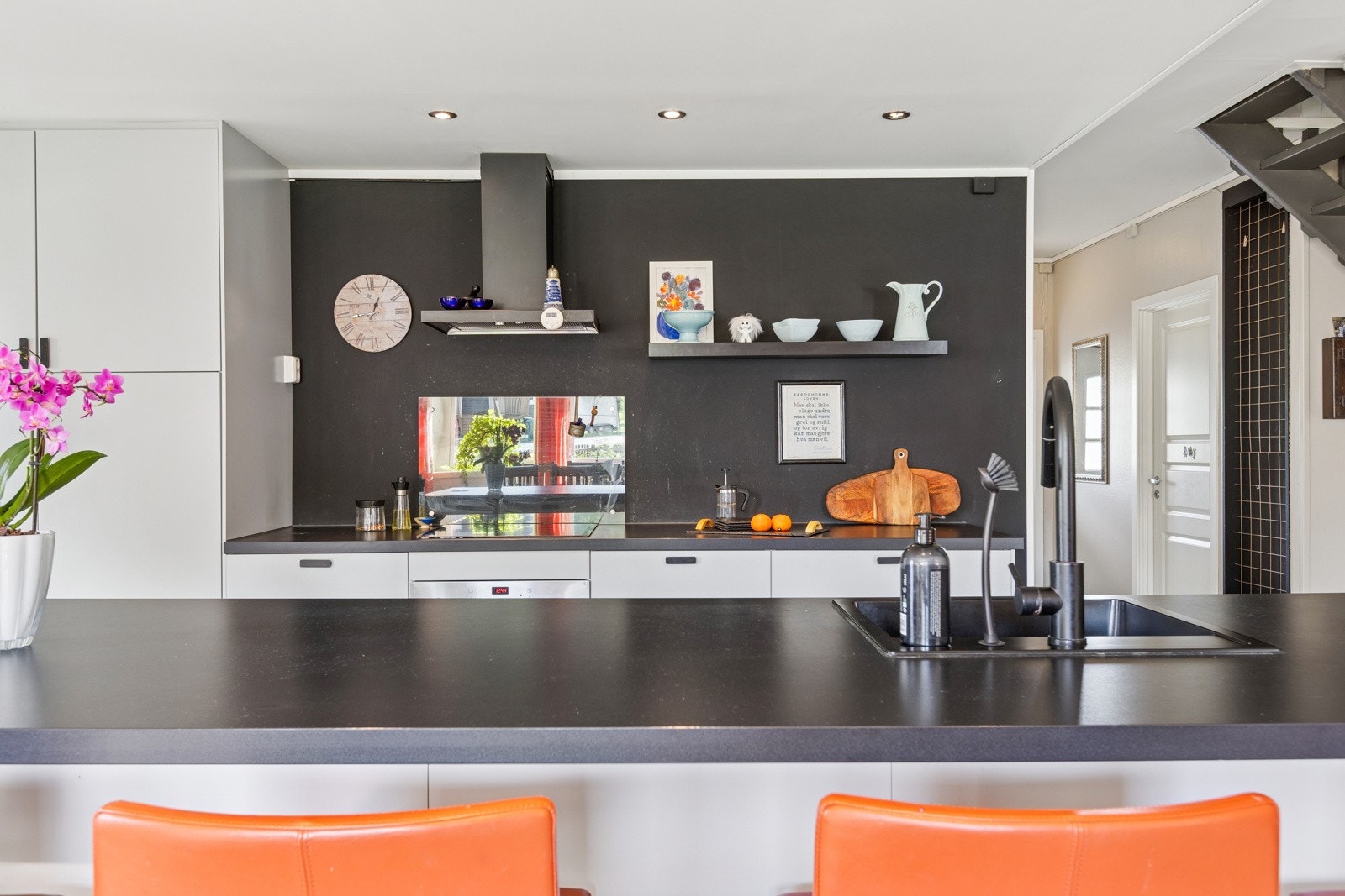 Kjøkkenøya fungerer ypperlig som frokostbord, samlingssted for gjester mm. og byr på blant integrert stikk-konttakt. Galleribilde