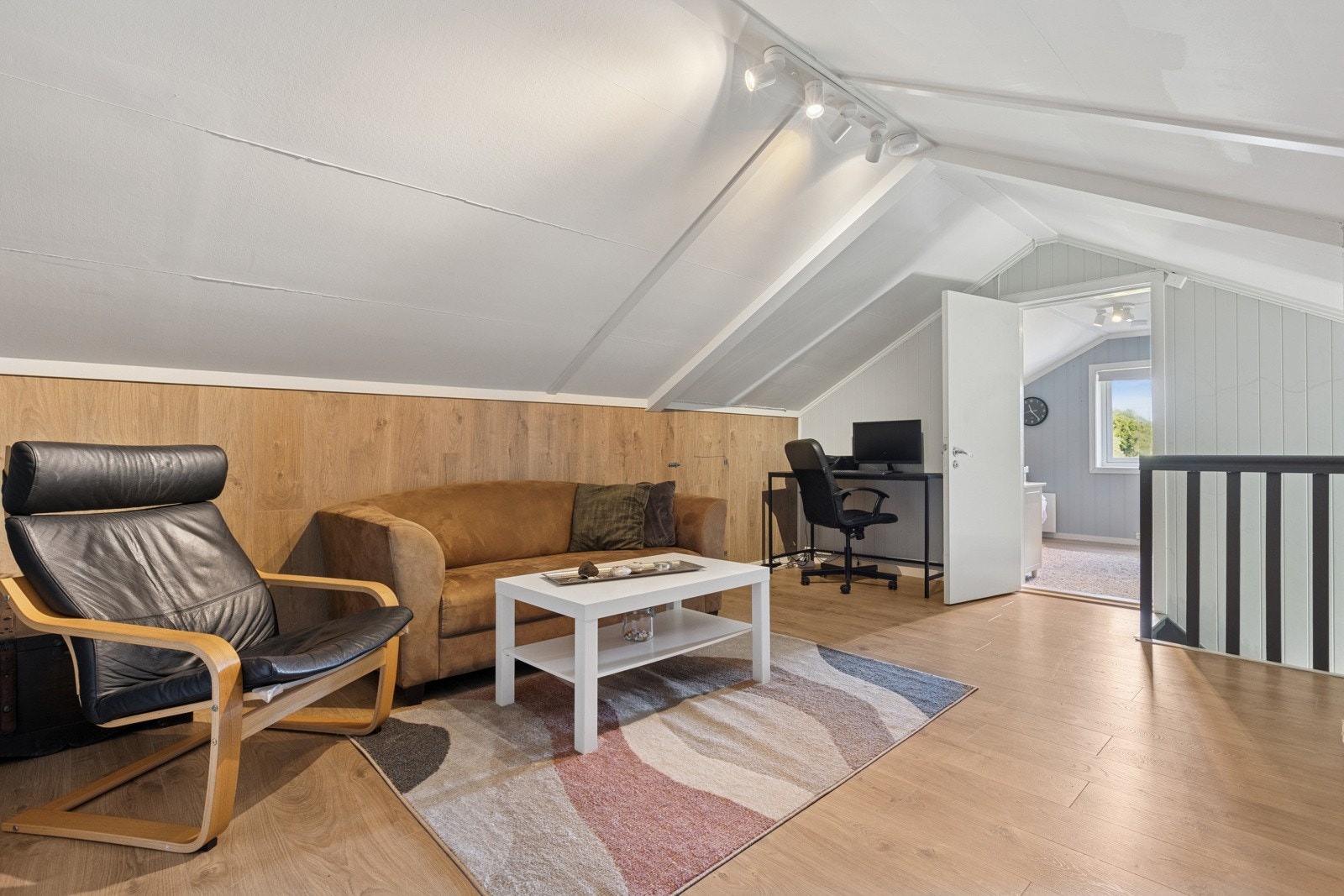 Loftstua måler 12,2 kvm og passer glimrende som ungdomsavdeling, lekerom, til hjemmekino el.l. Galleribilde