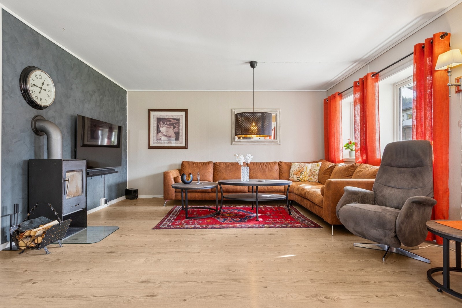 Rommets størrelse gir plass til stor sofaløsning. TV/Internett via NTE (fiber). Galleribilde