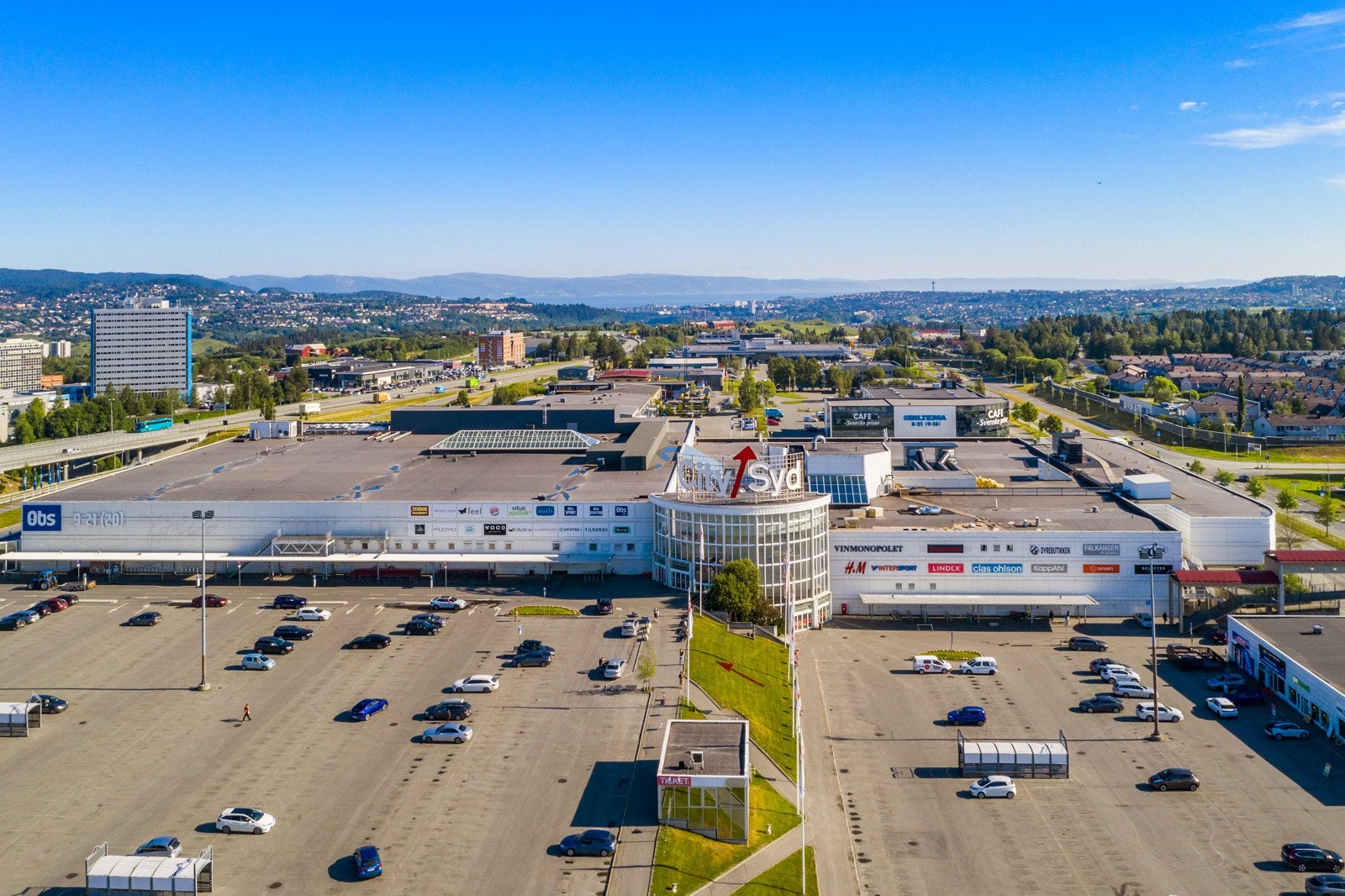 Ønsker man et større utvalg av utsalgssteder er det kun 25 min kjøretid til Tillerbyen hvor man bl.a. finner storkjøpesentrene City-Syd, Stor-M og Tiller-Torget Galleribilde