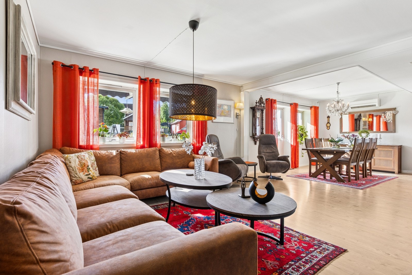 I tillegg er det varmepumpe i rommet, som sørger for jevn varme og som dessuten holder rommet svalt på sommerstid. Galleribilde