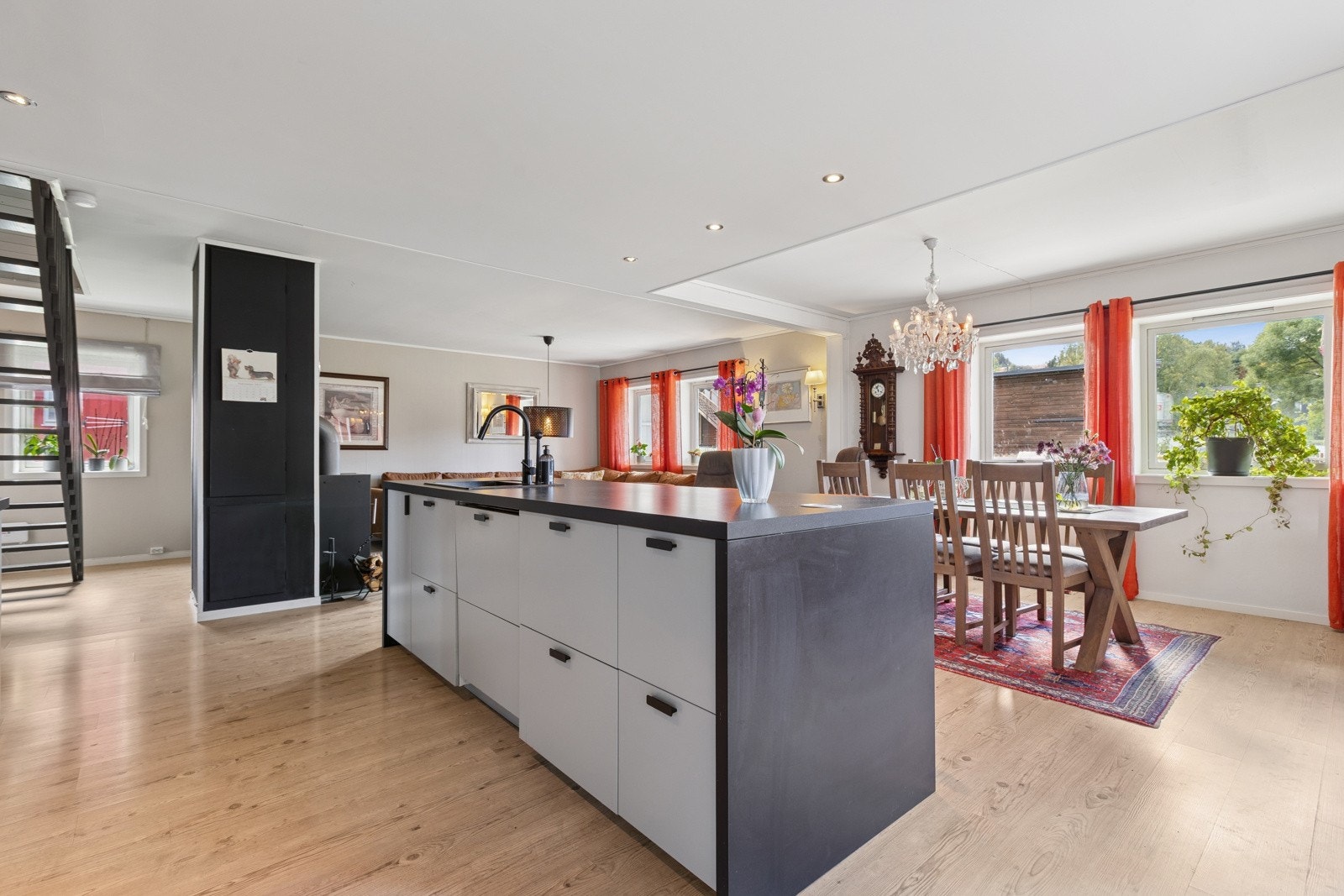 Vi fortsetter inn i boligens hovedoppholdsrom. Stue/kjøkken er av sjenerøs størrelse og måler drøyt 55 kvm. Galleribilde