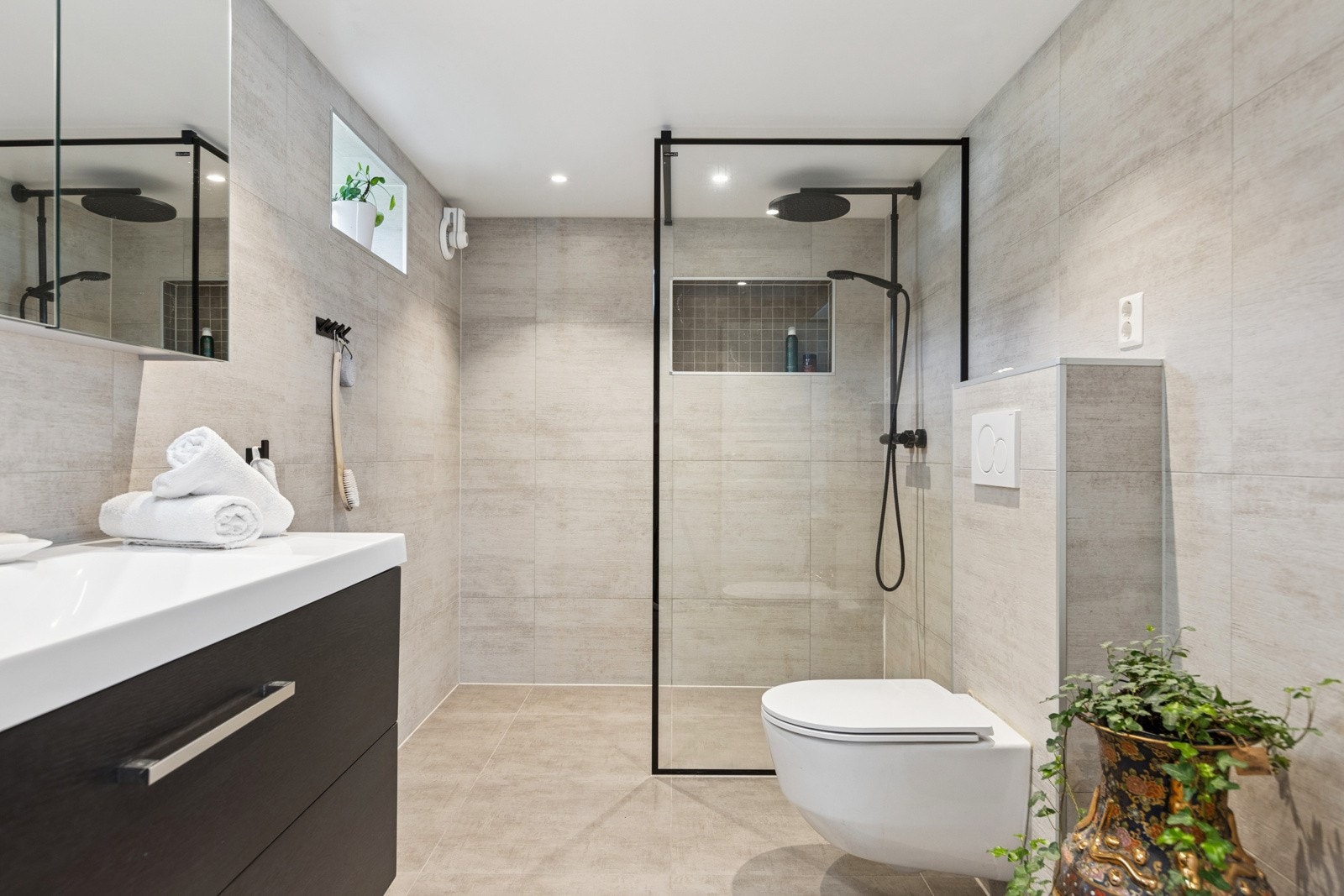 Lekkert bad med downlights i himlingen og varme i gulvet. Galleribilde