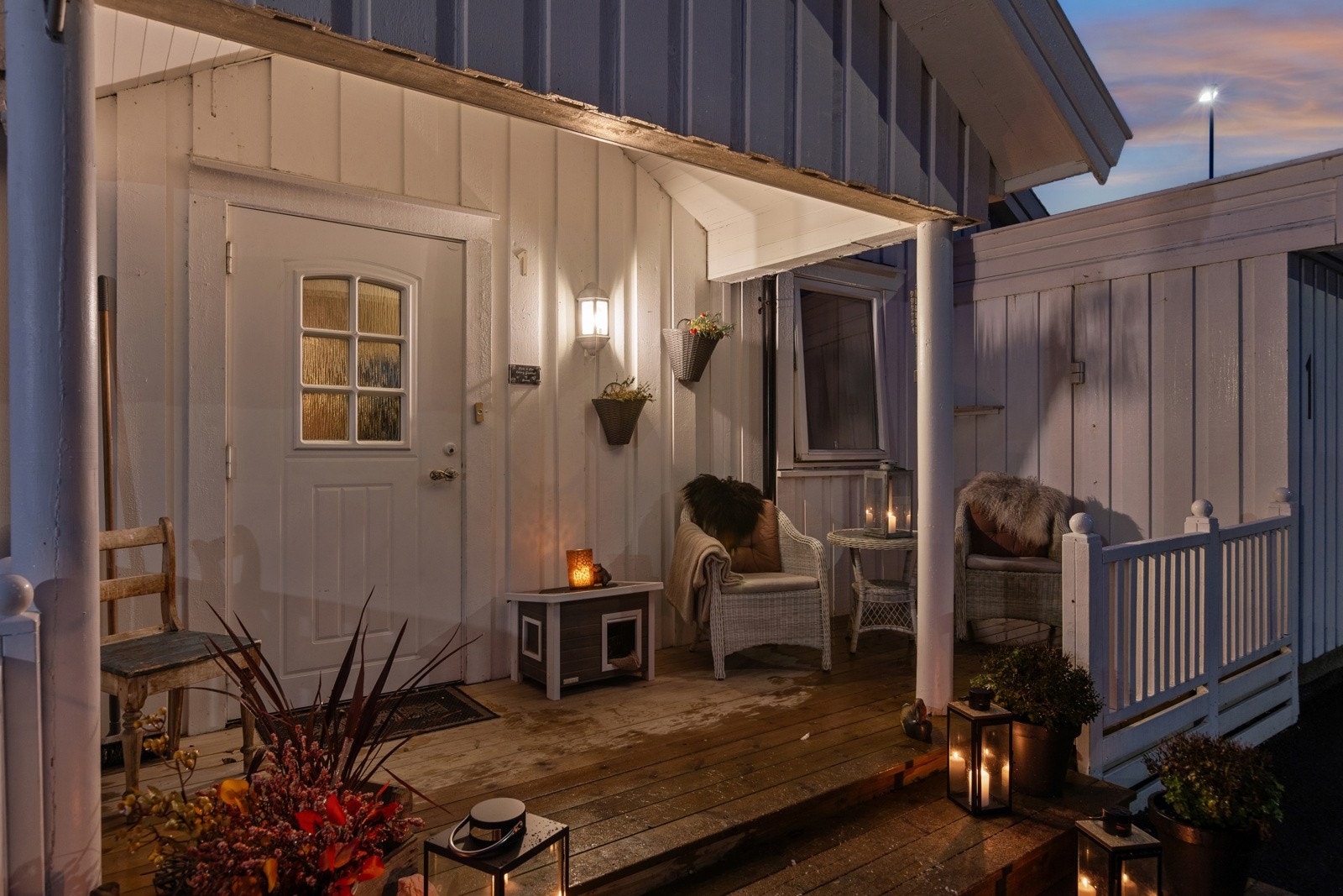 Inngangspartiet er overbygget og byr på plass til sittegruppe og morgensol. Velkommen til Ringvegen 1! Galleribilde