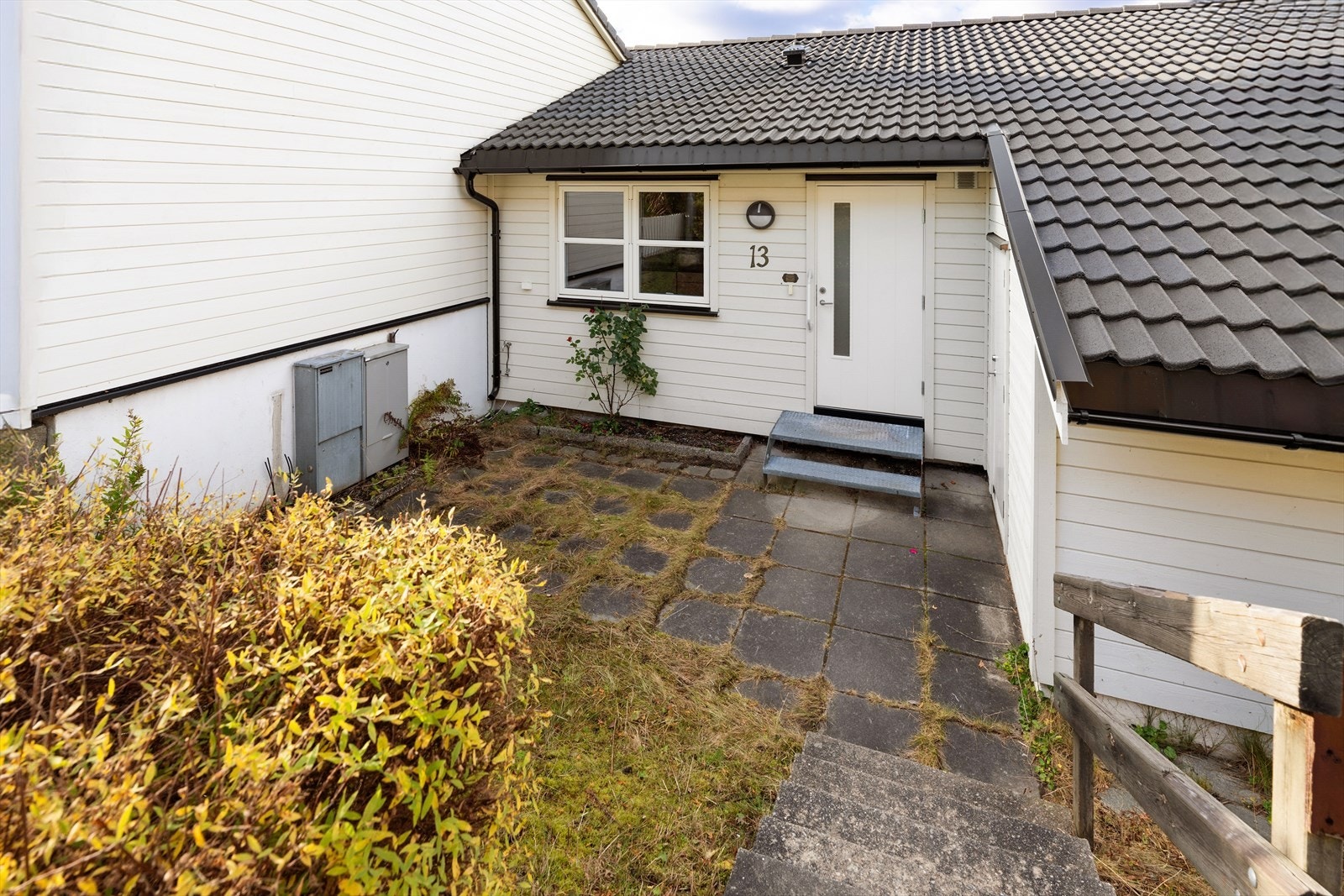 Fra den hyggelige markterrassen ledes dere inn til boligens 1. etasje. Galleribilde