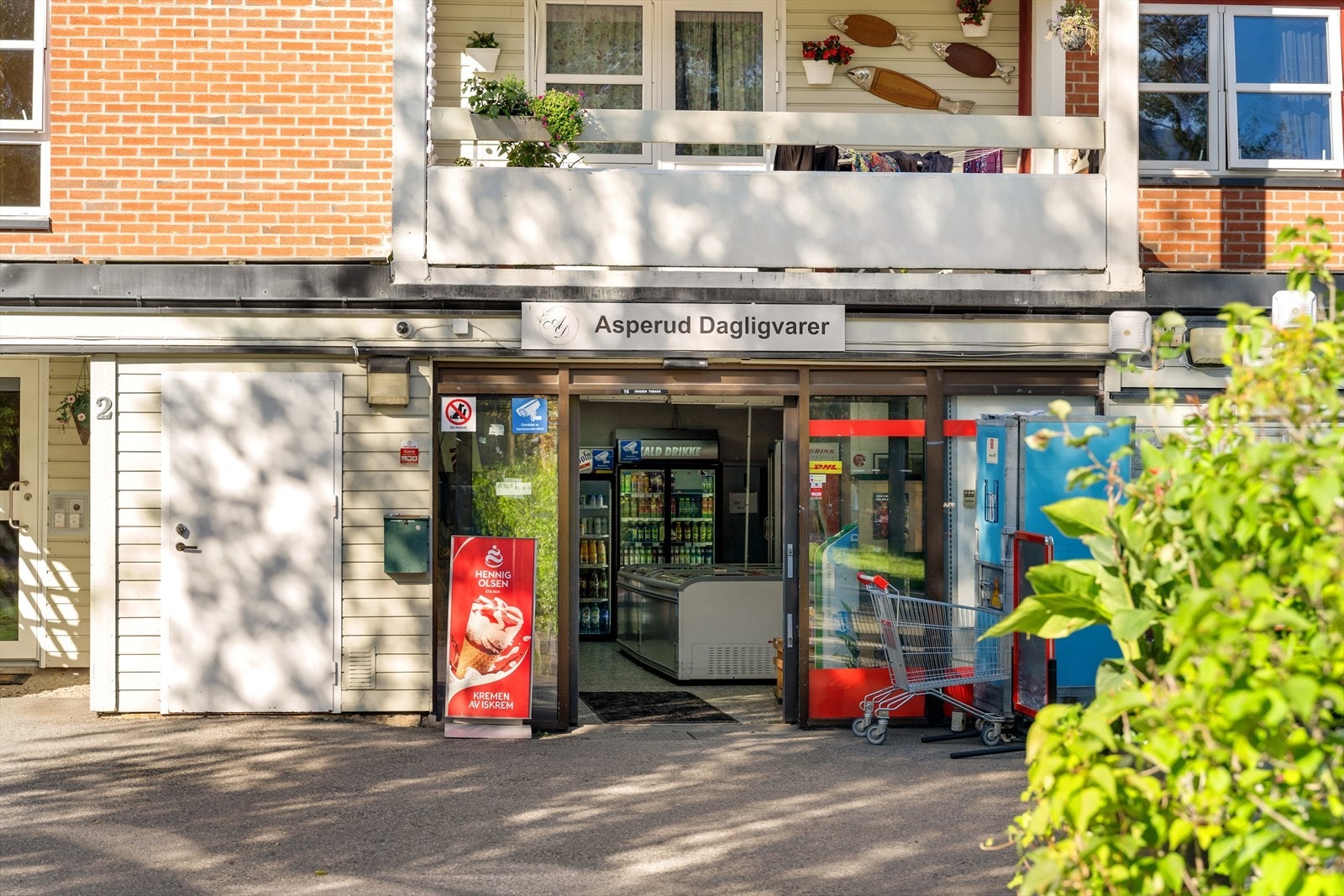 I nærområdet finner du Asperud Dagligvare, som dekker det daglige behovet kun en kort spasertur fra boligen. Galleribilde