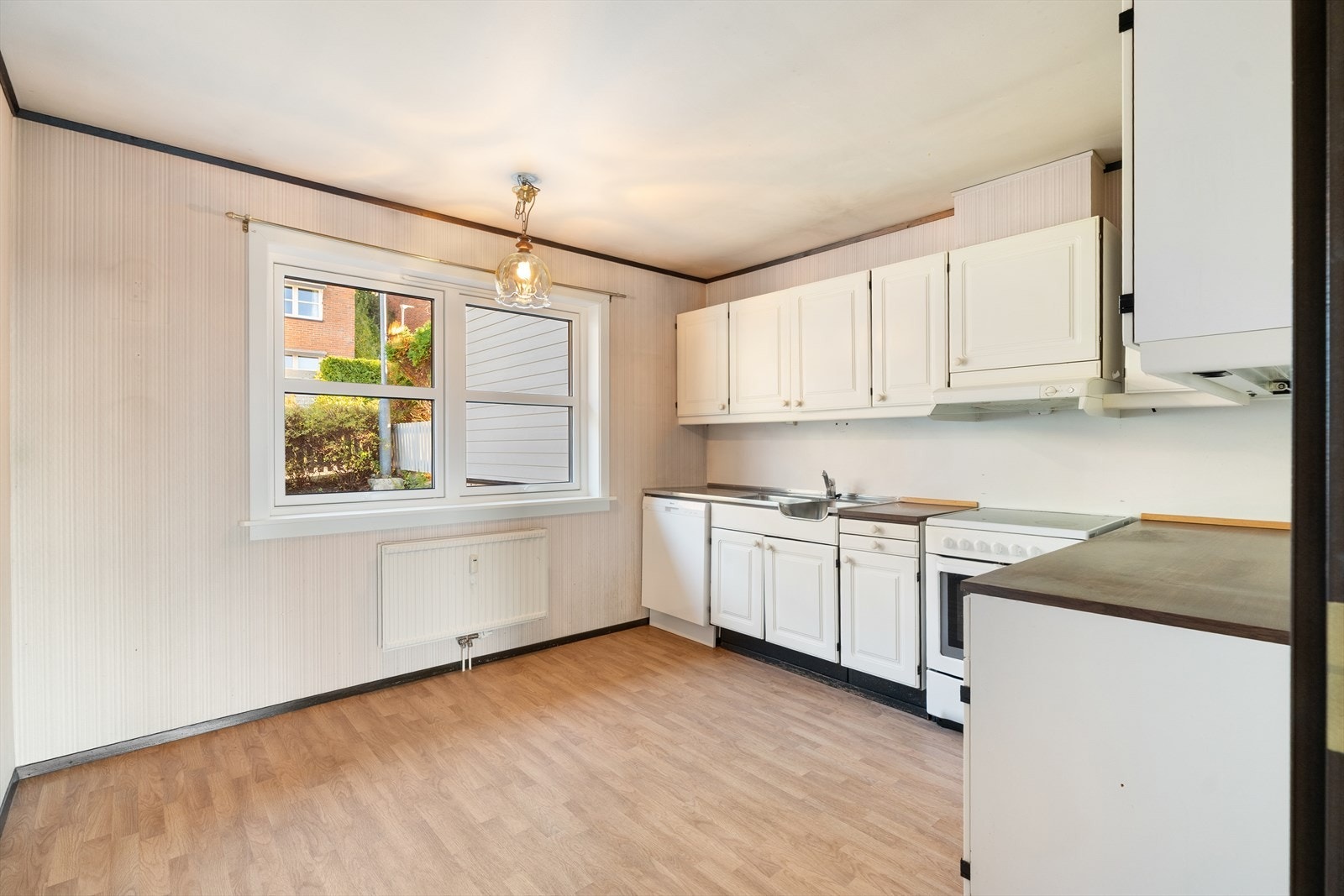 Kjøkkenet er separat fra stuen og har en tradisjonell planløsning med plass til spisebord for flere. Galleribilde