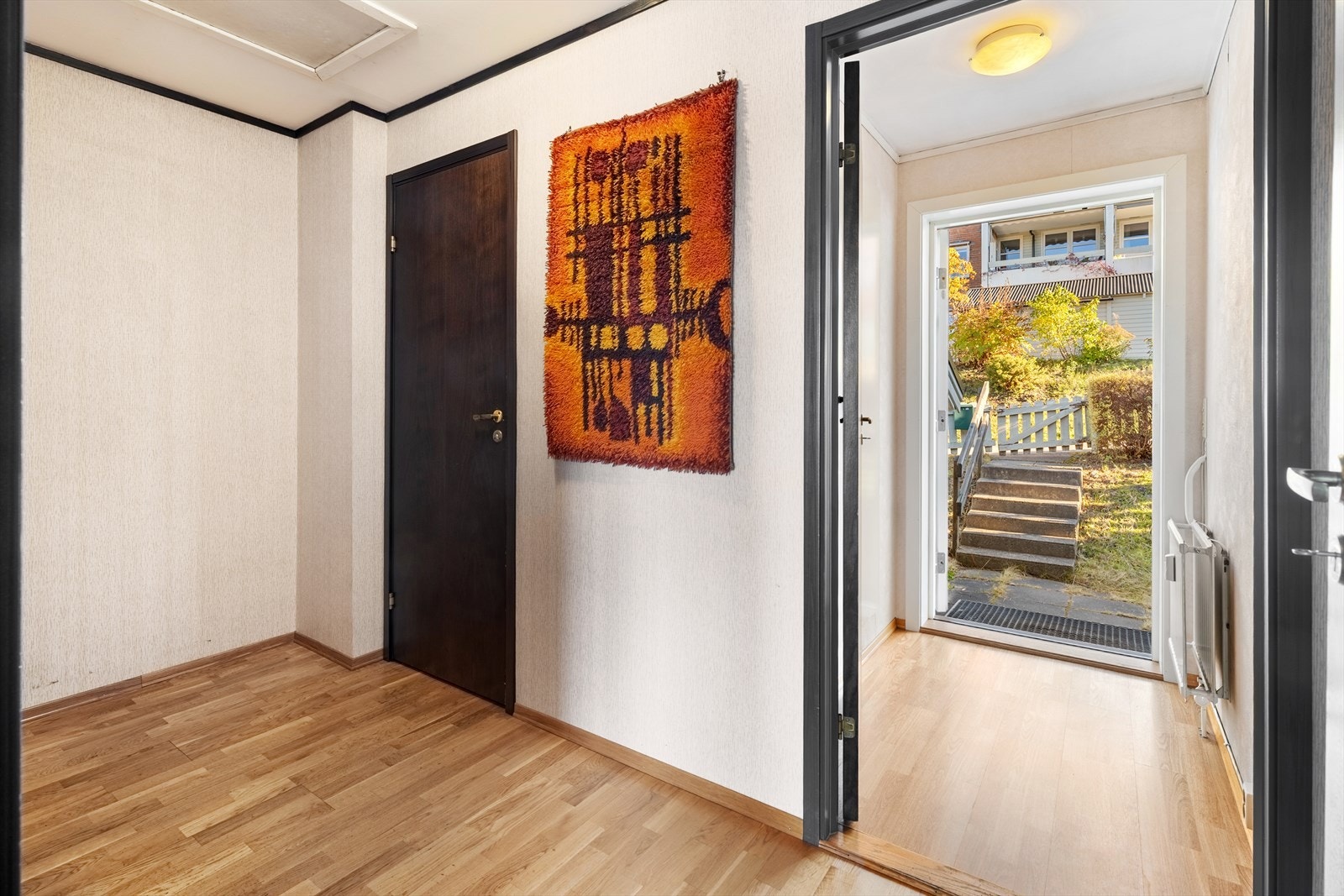 Fra markterrassen ønskes dere velkommen inn i entréen, som fungerer som et naturlig knutepunkt i boligen. Her er det plass til oppbevaring av sko og yttertøy, og rommet gir videre adkomst til øvrige rom. Galleribilde