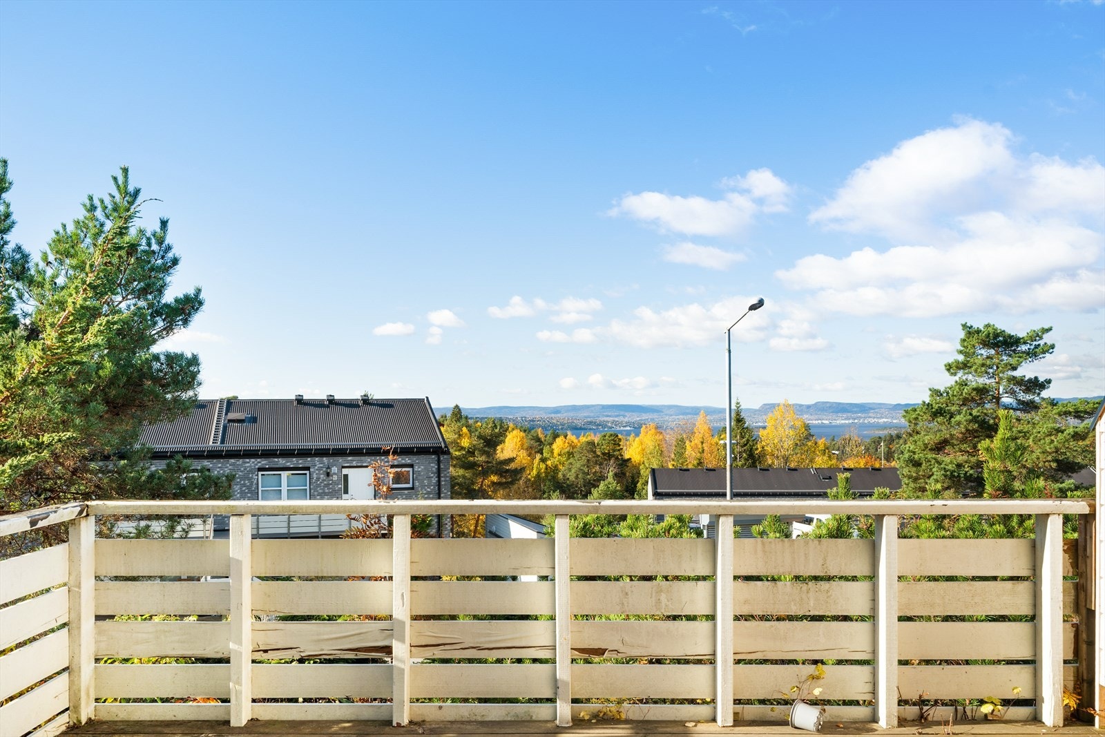 Terrassen gir fine muligheter for utemøbler, planteliv og avslapping i grønne omgivelser. Galleribilde