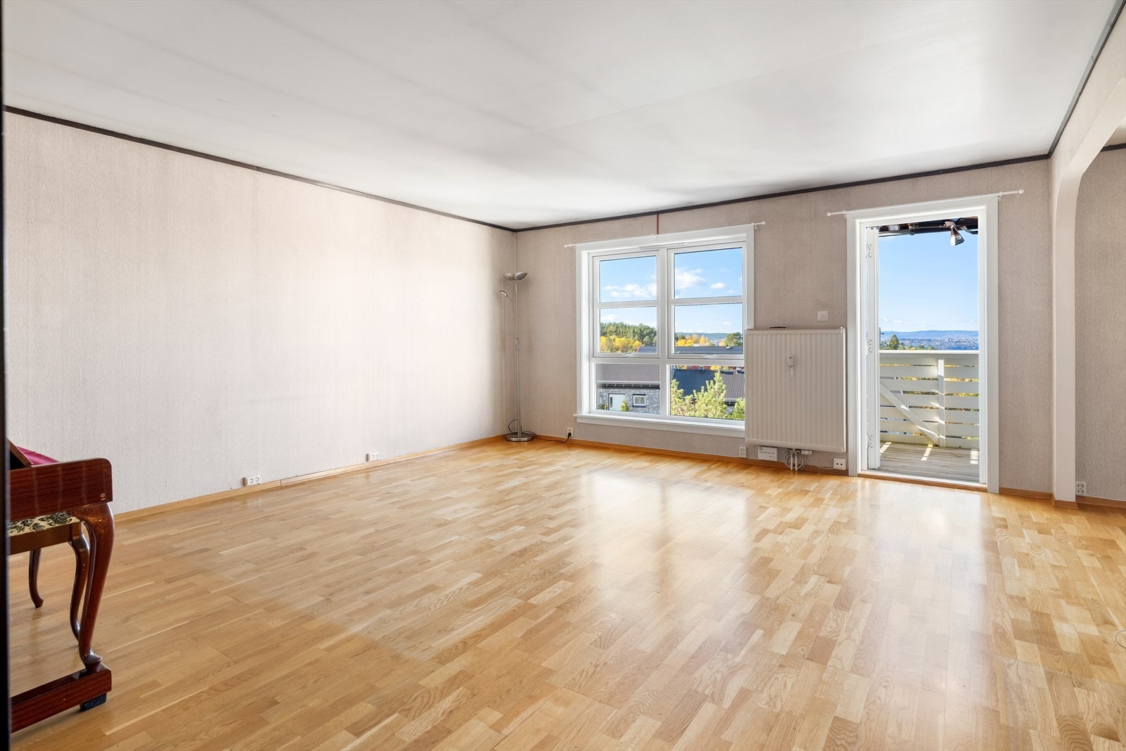 Drømmer dere om å bo høyt og fritt med sol, utsikt og muligheten til å realisere egne oppussingsidéer? Da bør dere ta en titt på denne! Galleribilde