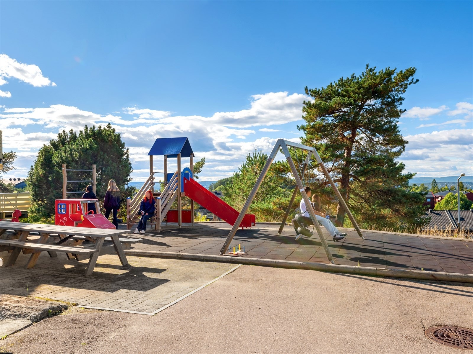 Borettslaget har frodige fellesområder som inviterer til lek, rekreasjon og sosiale møter. Området fremstår som barnevennlig med gode uteplasser hvor både små og store kan trives. Galleribilde
