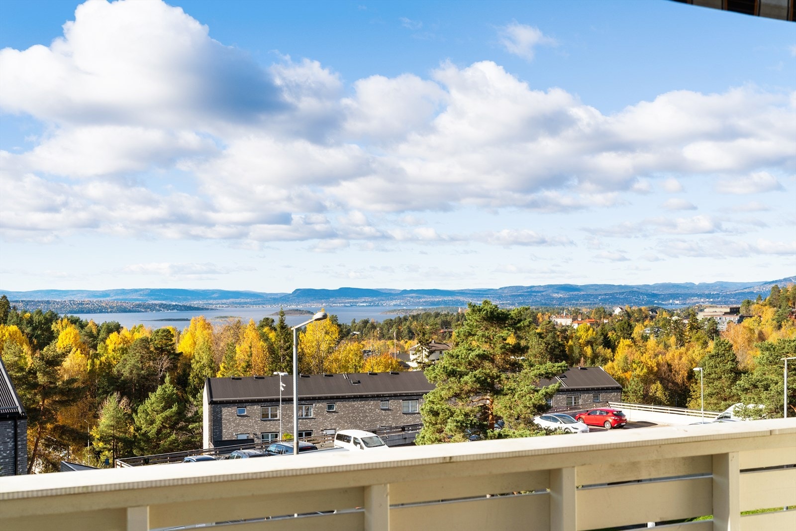 Her befinner du deg høyt og fritt med nydelig utsikt over fjorden. Galleribilde