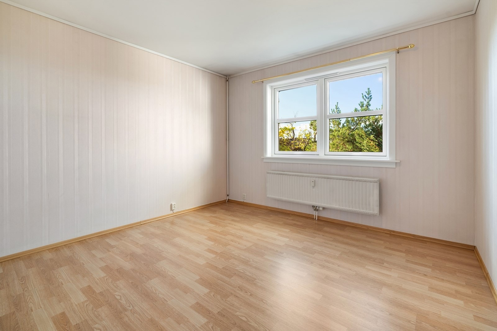 Soverom 2 egner seg godt som barnerom, gjesterom eller kontor. Rommet har plass til seng, skrivepult og garderobe, og et vindu som slipper inn naturlig lys. Galleribilde