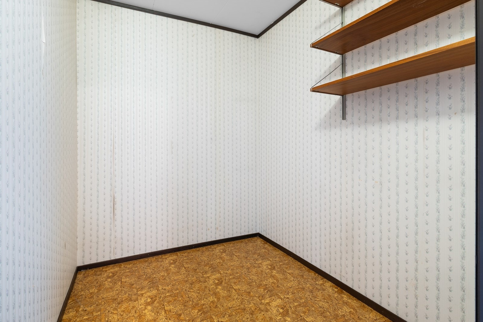 I underetasjen er det også to store boder som gir gode lagringsmuligheter for sesongutstyr, klær og diverse oppbevaring. Galleribilde