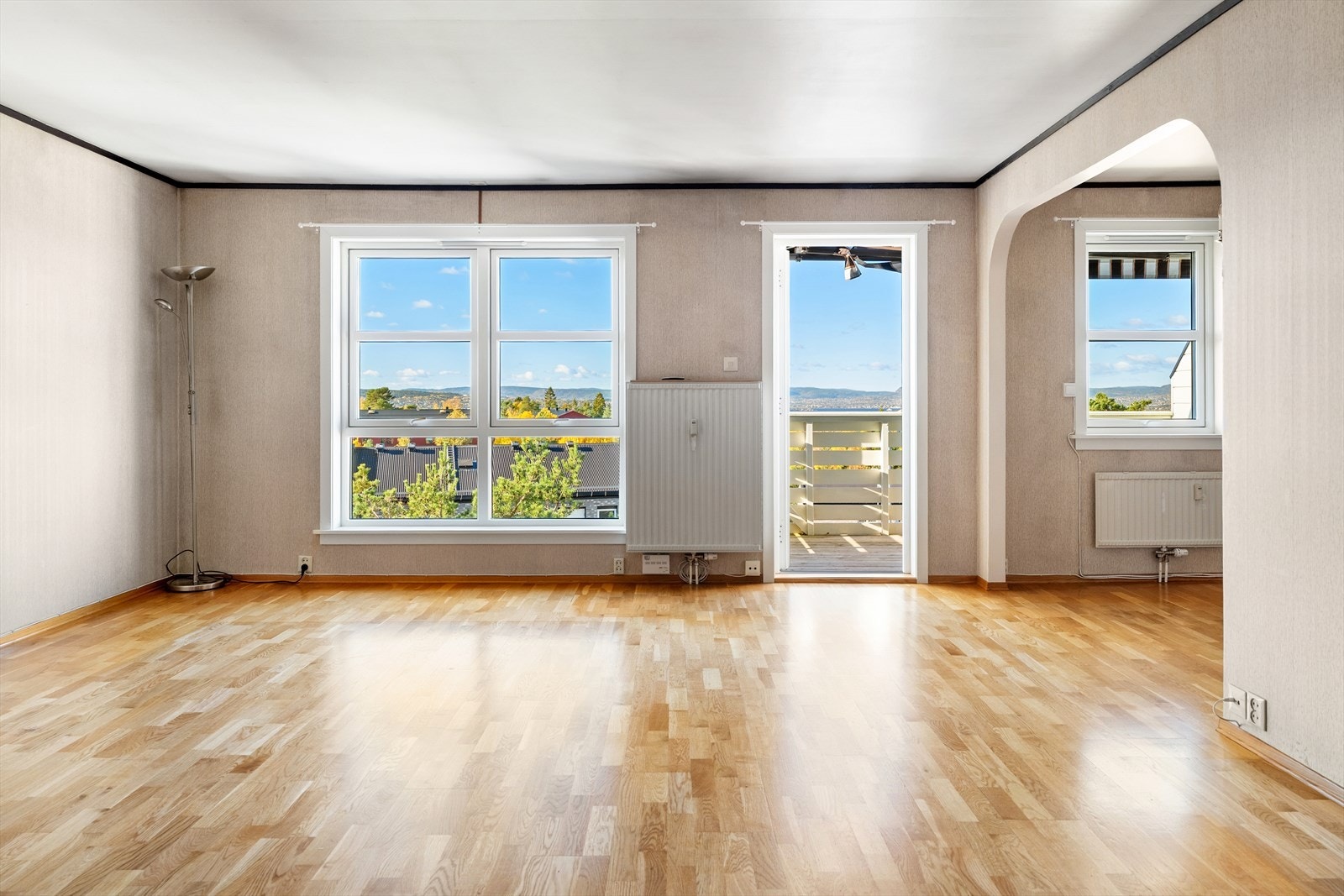 Stuen utgjør boligens naturlige samlingspunkt og har store vindusflater som slipper inn godt med dagslys. Galleribilde