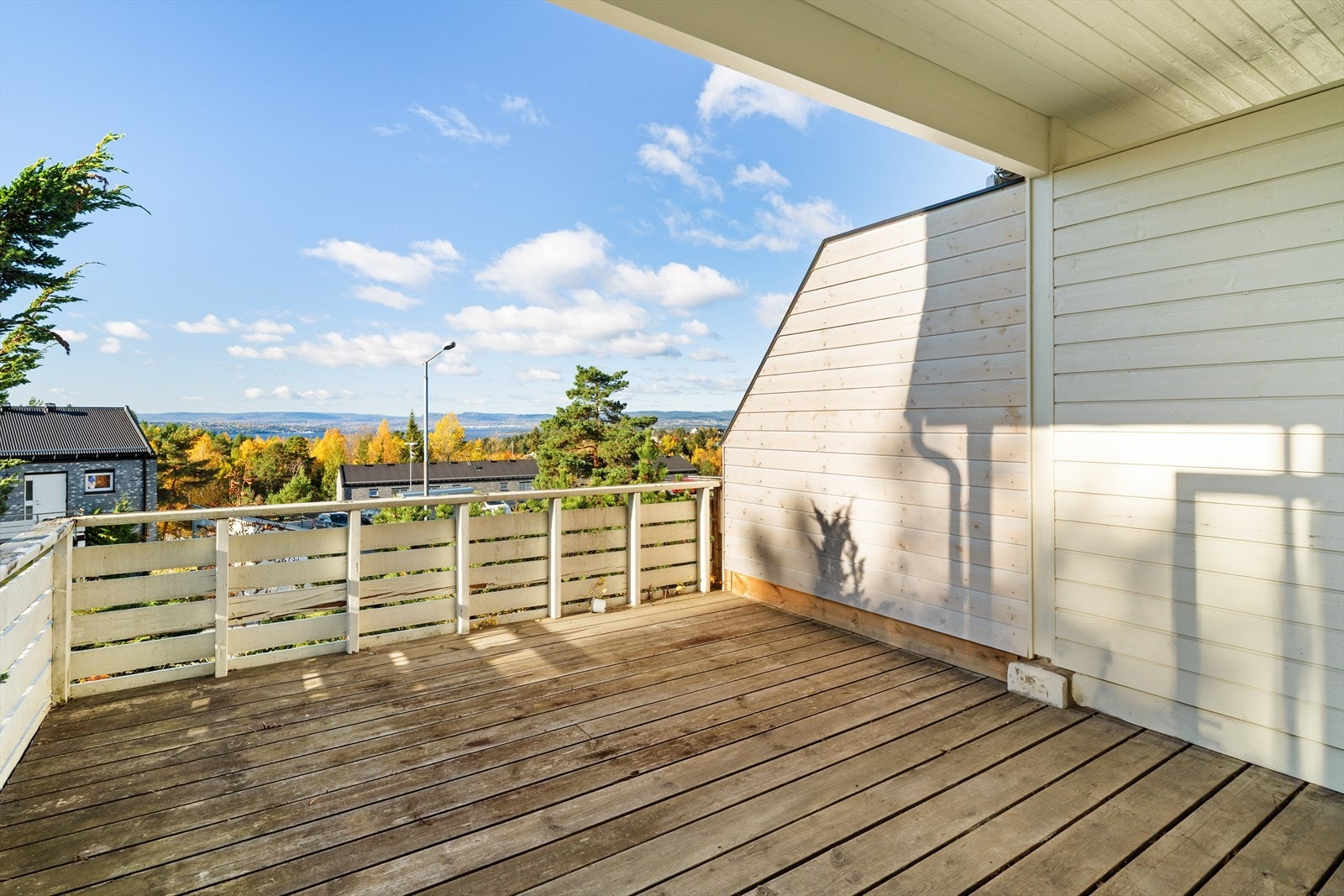 Utgangen til terrassen gir en luftig følelse og mulighet for å starte dagen med frisk luft rett utenfor døren. Galleribilde