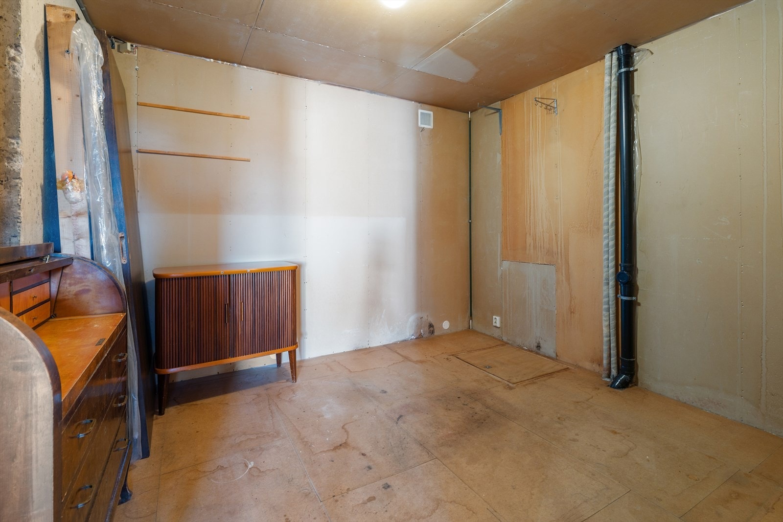 Boligen har et stort rom i underetasjen idag. Flere i borettslaget med samme løsning har valgt å gjøre om dette rommet til et soverom ved å sette inn et vindu (søknadspliktig til brl. og kommunen). Galleribilde