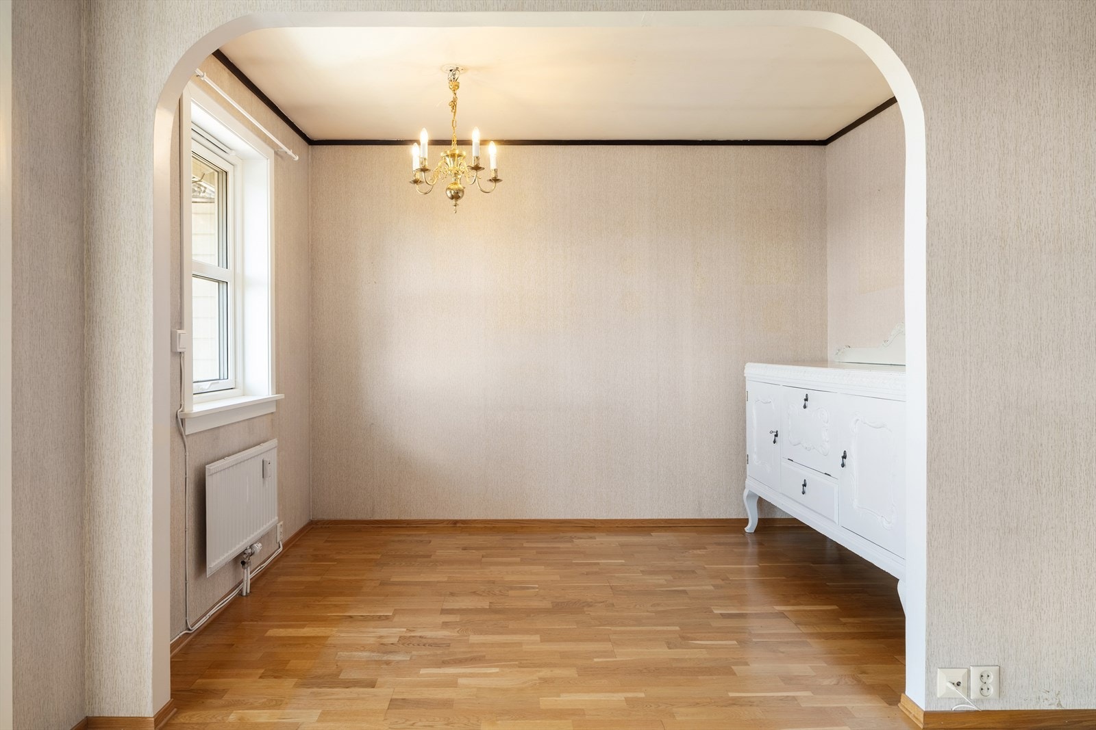 Denne plassen er opprinnelig et godkjent soverom fra originale byggetegninger. Kan brukes som soverom eller spisestue. Galleribilde