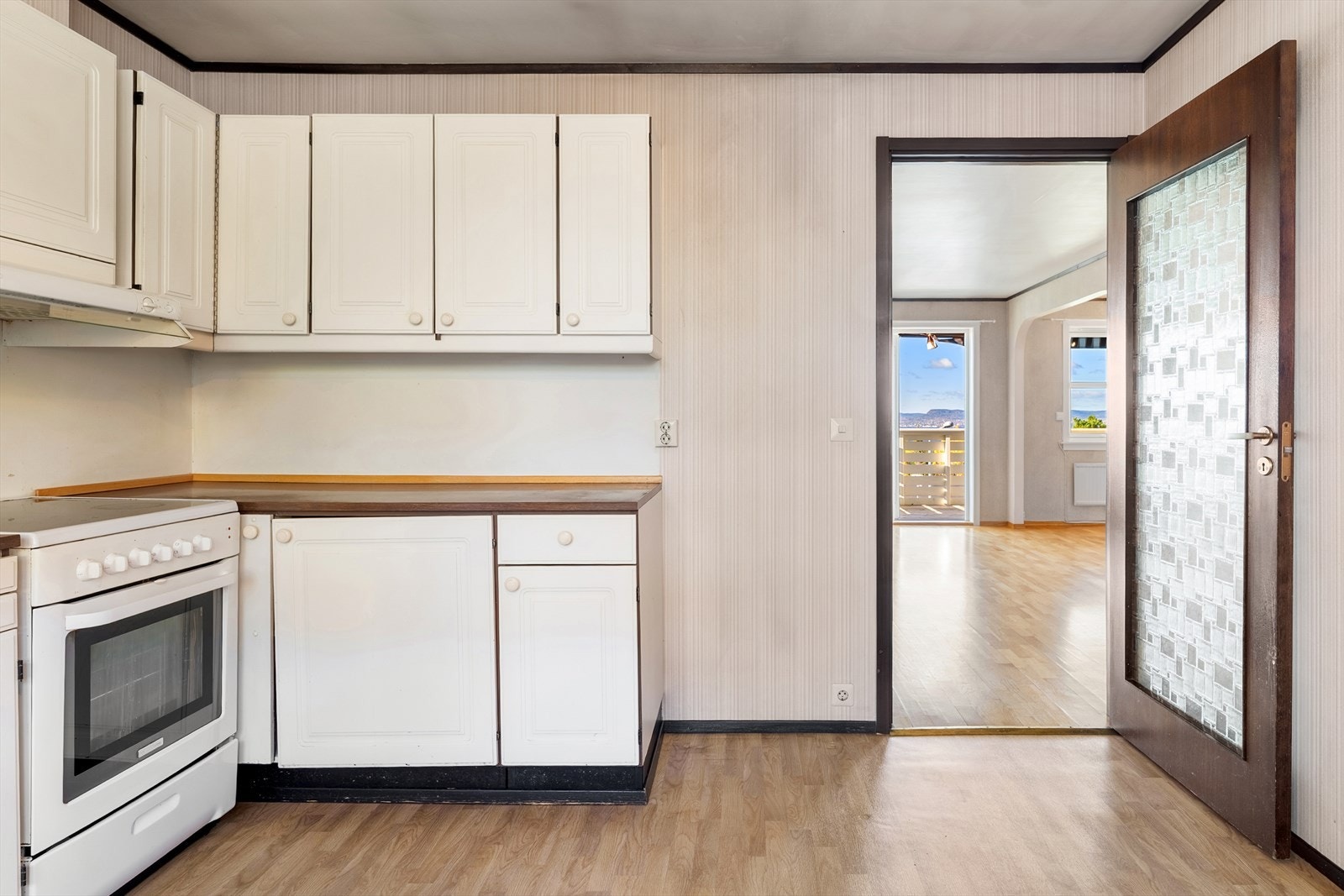 Overflater og innredning bærer preg av bruk og alder, men rommets størrelse gir gode muligheter for å skape et moderne og funksjonelt kjøkken etter egne ønsker. Galleribilde