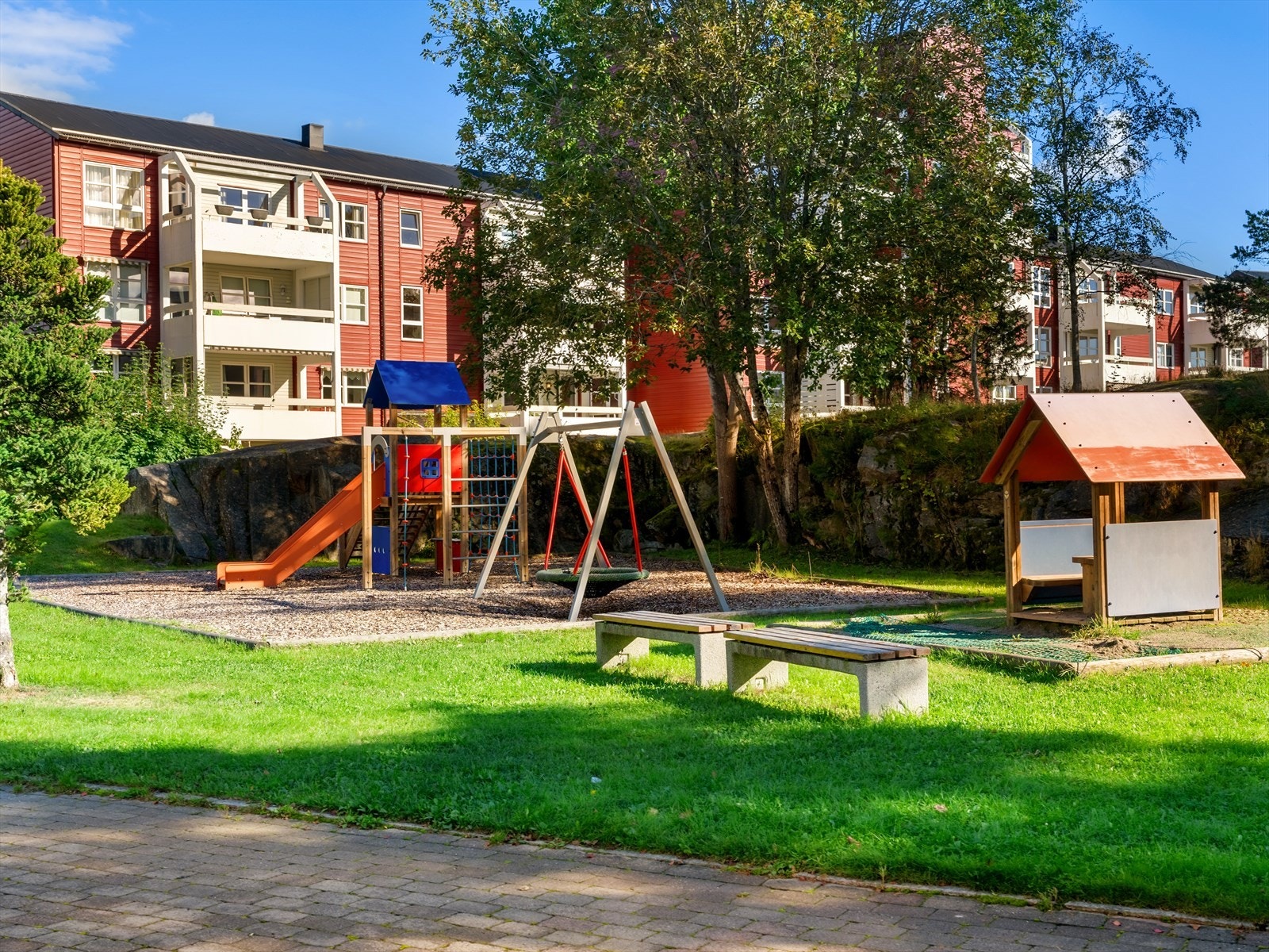 Her er det trygge omgivelser for barna å leke i, samtidig som voksne kan nyte grønne omgivelser, benker og stier mellom bygningene. Galleribilde