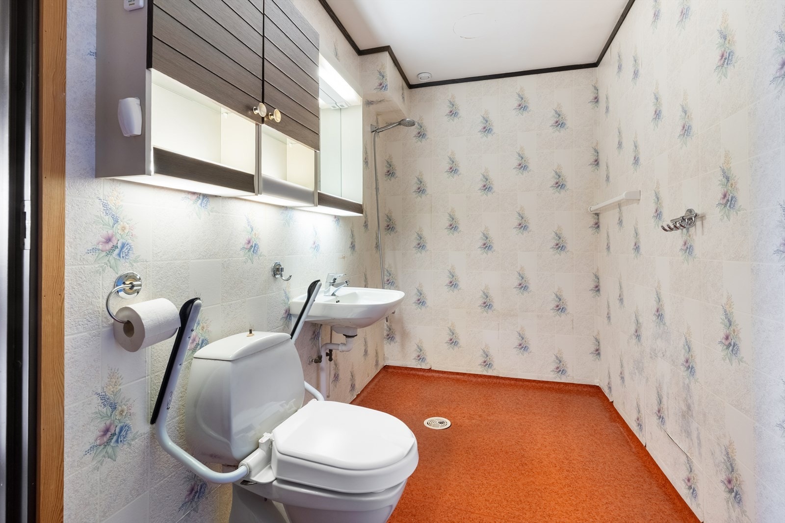 Badet fremstår med belegg på gulv og våtromstapet på vegger. Galleribilde