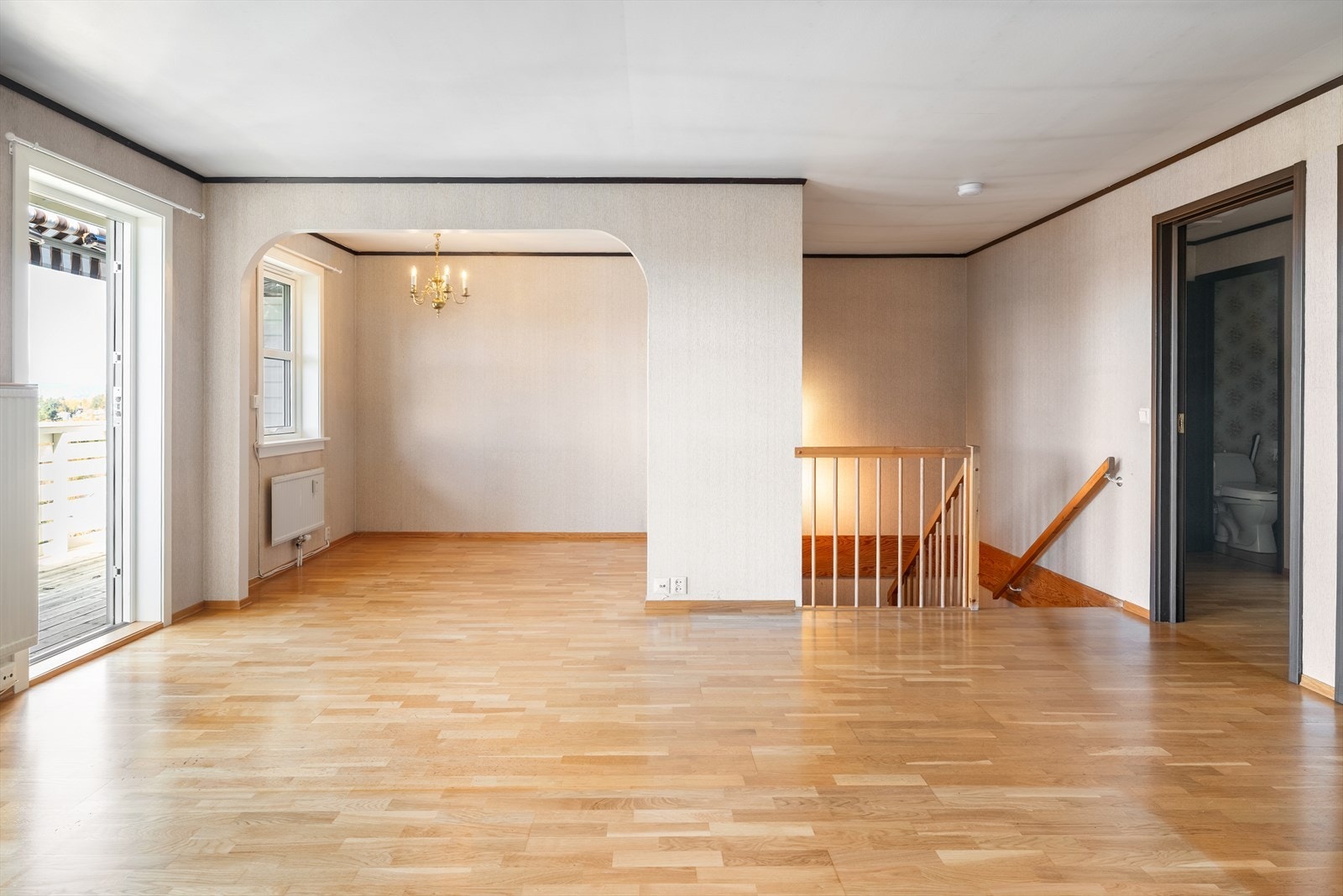 I stuen er det også plass til en naturlig spiseplass hvor man kan samle familie og venner til måltider i lyse omgivelser. Galleribilde