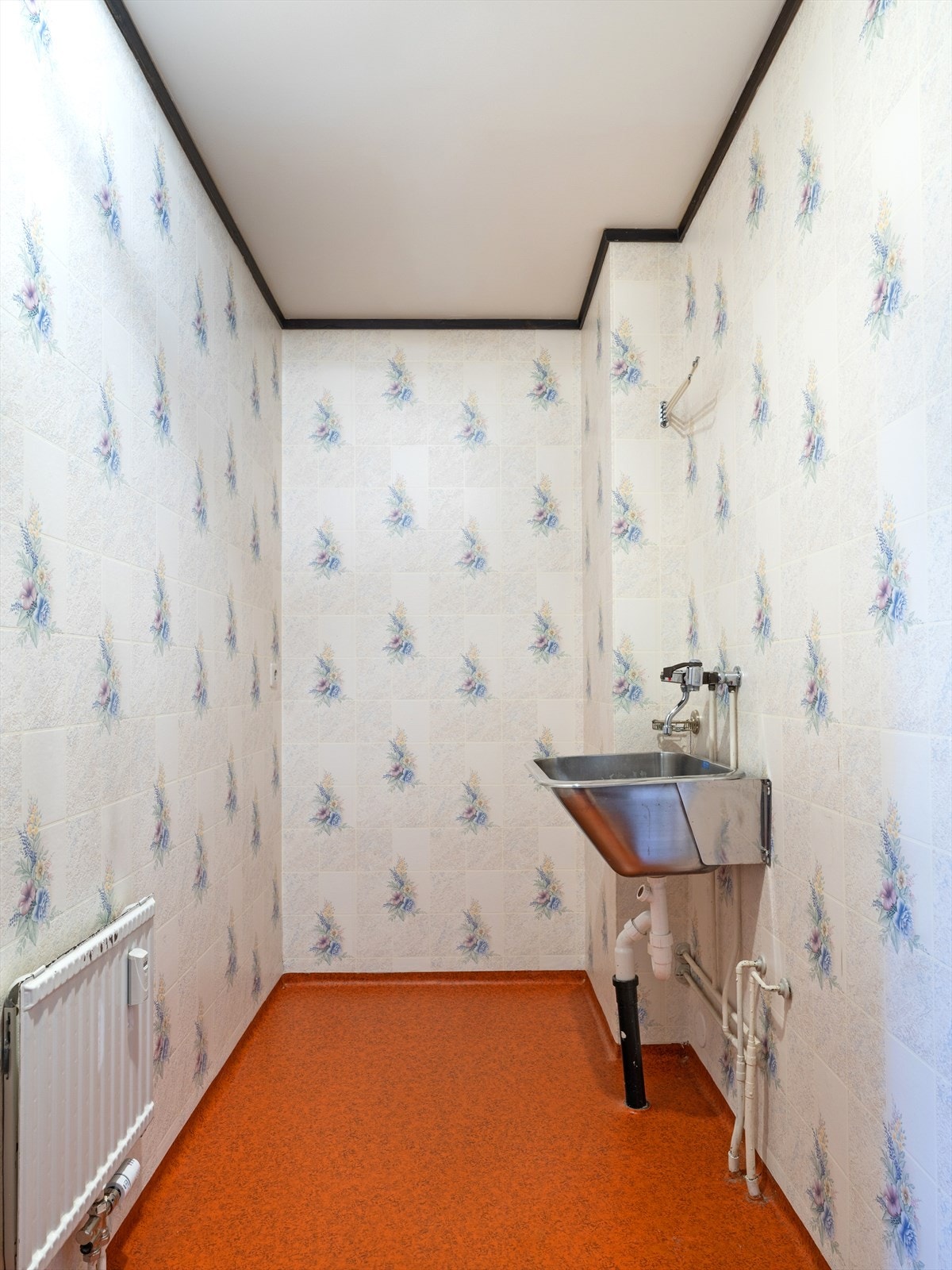 Vaskerom med utslagsvask og opplegg for vaskemaskin. Galleribilde