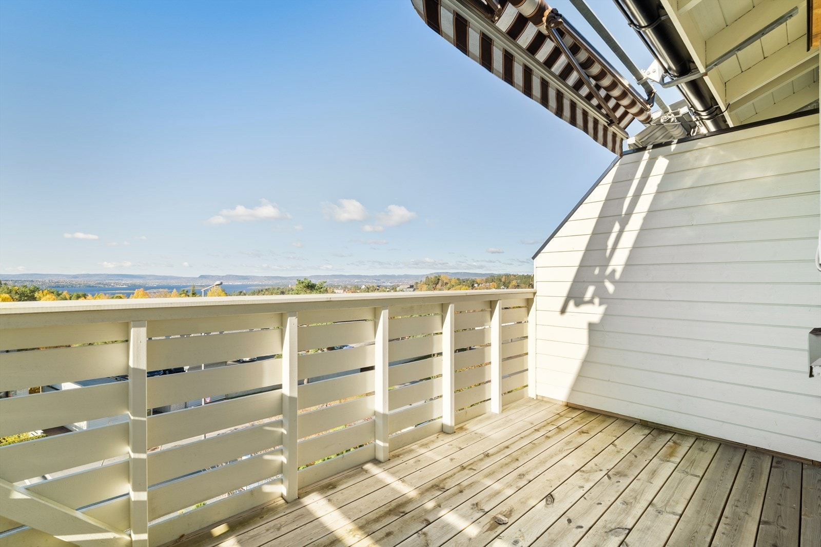 Balkongen på ca. 7 m² gir rikelig med plass til sittegruppe og annet ønskelig utendørs møblement. Galleribilde